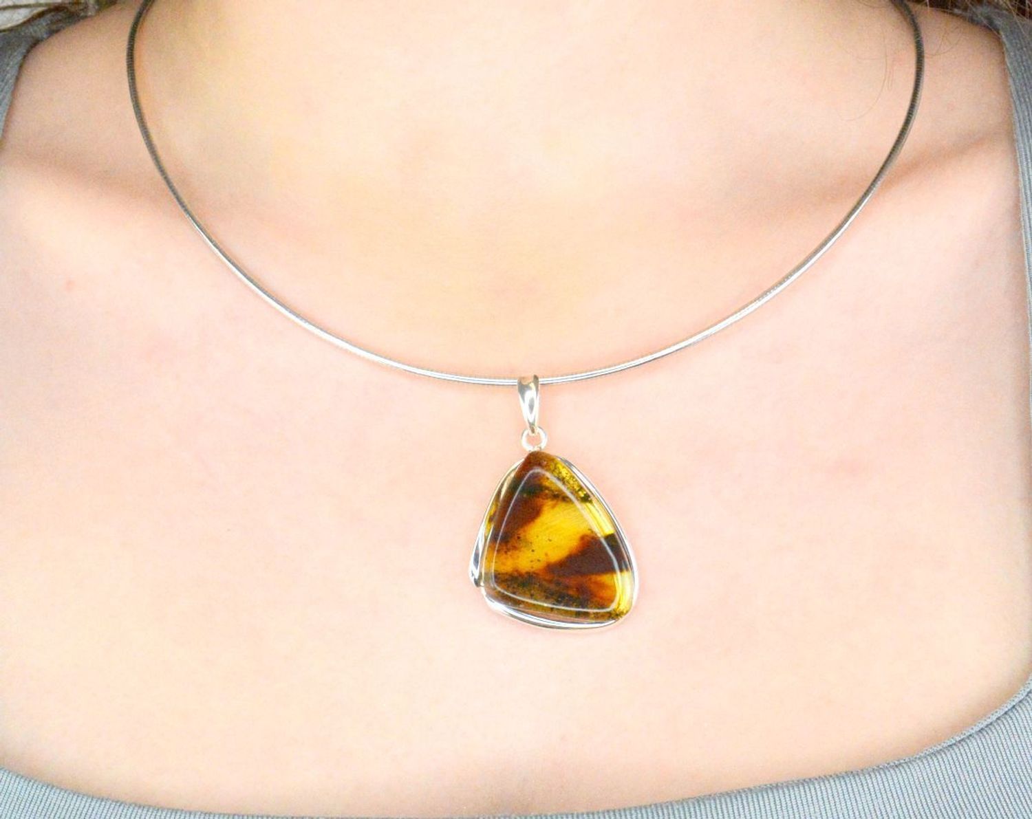 Zawieszka srebrna bursztyn bałtycki pr 925, DIA-ZAW-12768-925  Srebrna zawieszka bursztyn bałtycki w kształcie trójkąta to propozycja od Sklepu Jubilerskiego Diament.1.jpg
