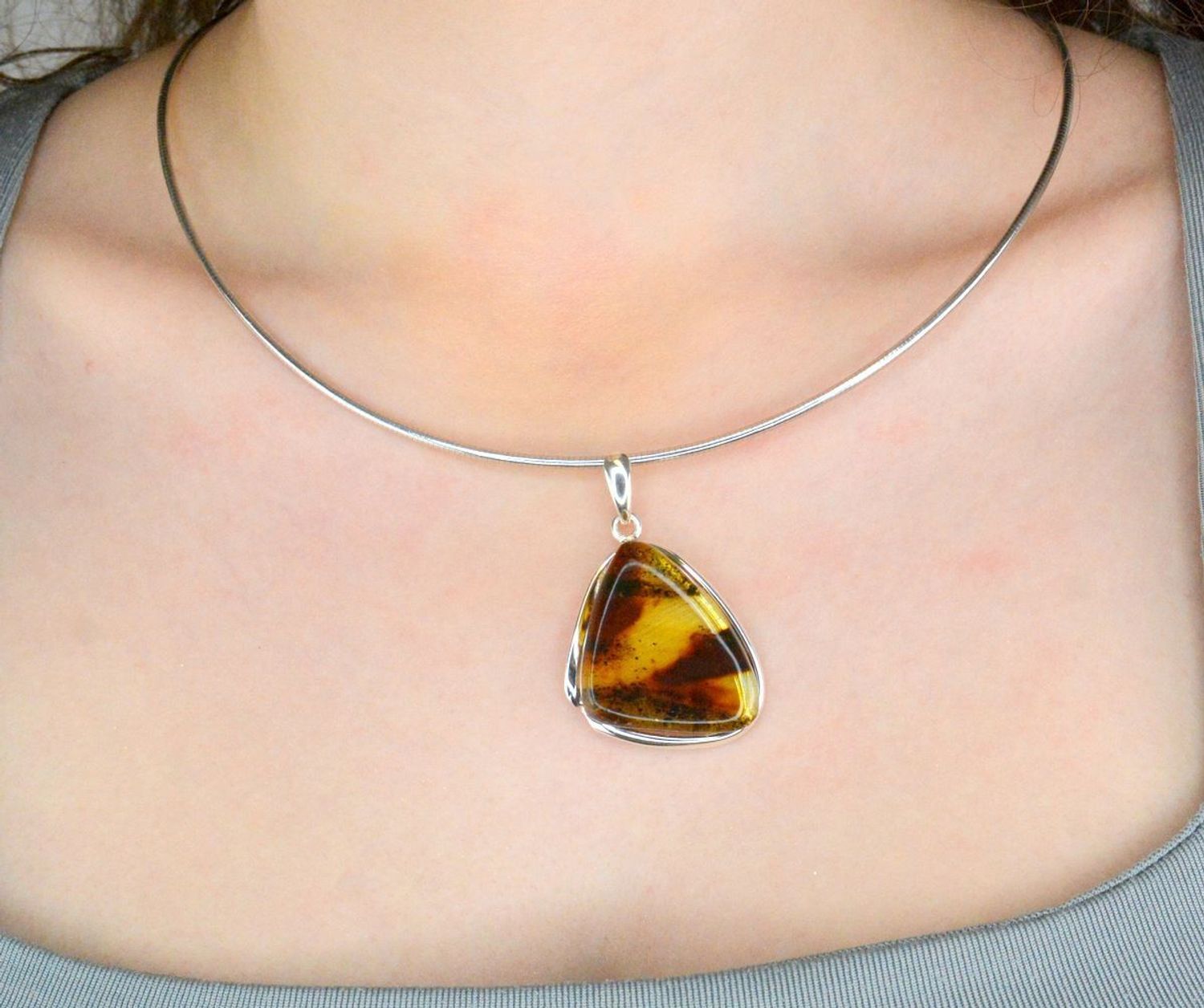 Zawieszka srebrna bursztyn bałtycki pr 925, DIA-ZAW-12768-925  Srebrna zawieszka bursztyn bałtycki w kształcie trójkąta to propozycja od Sklepu Jubilerskiego Diament.1.jpg