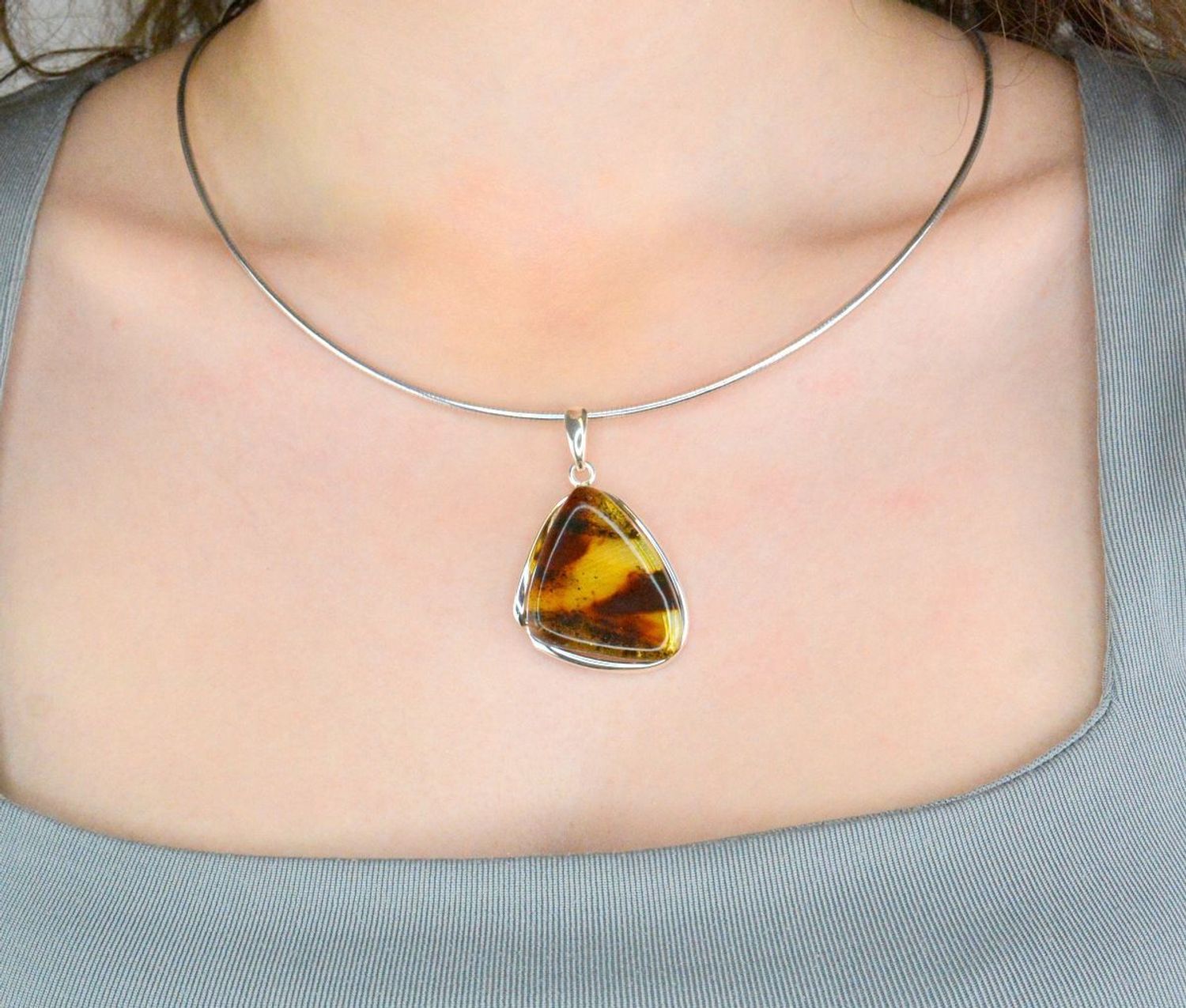 Zawieszka srebrna bursztyn bałtycki pr 925, DIA-ZAW-12768-925  Srebrna zawieszka bursztyn bałtycki w kształcie trójkąta to propozycja od Sklepu Jubilerskiego Diament.1.jpg