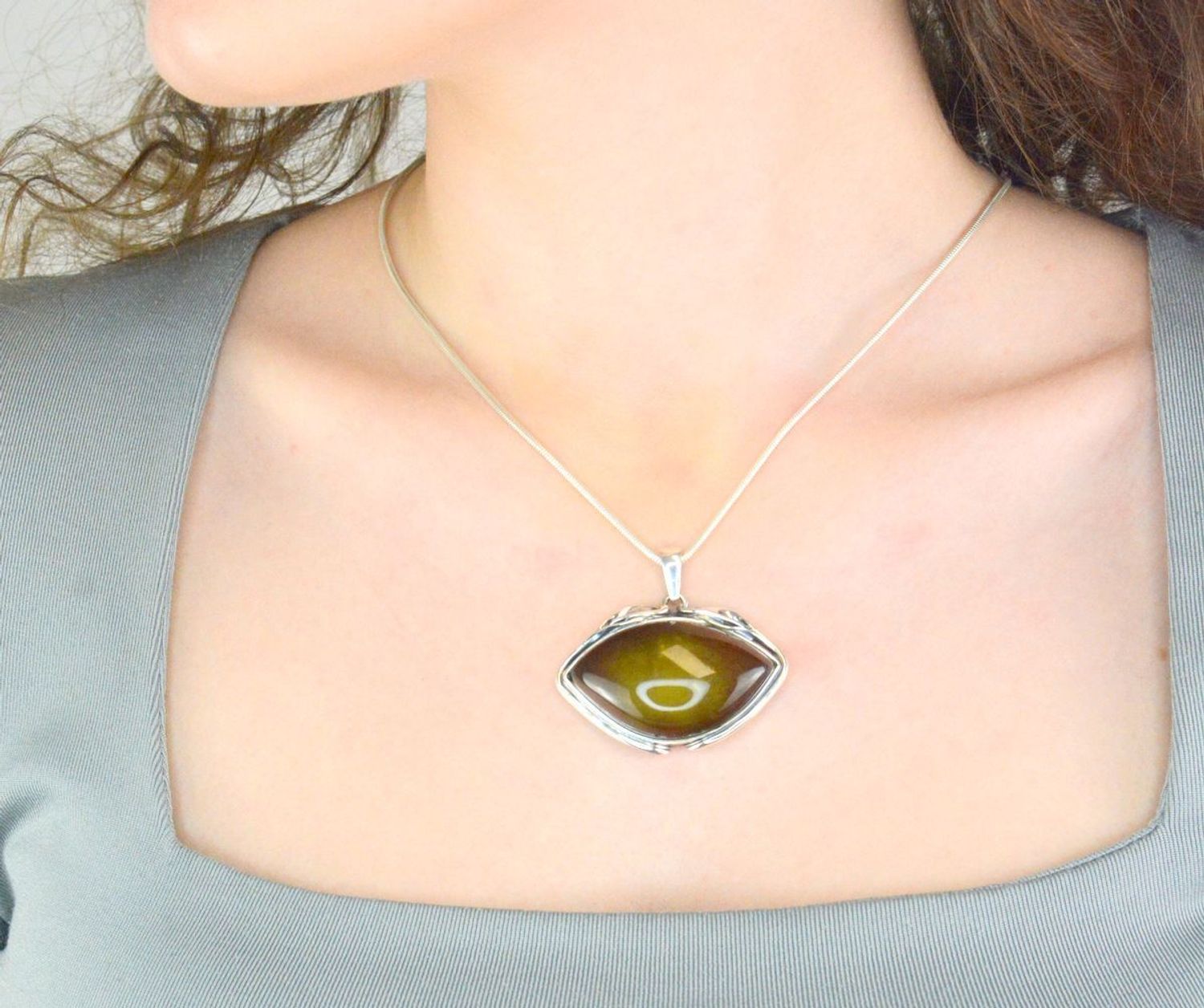 Zawieszka srebrna bursztyn pr 925, DIA-ZAW-12769-925 Srebrna zawieszka bursztyn bałtycki to propozycja od Sklepu Jubilerskiego Diament. 1.jpg