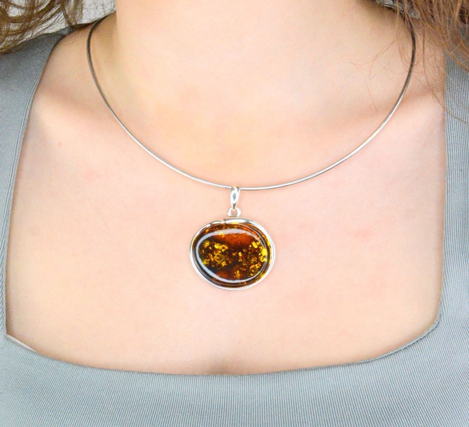 Zawieszka srebrna bursztyn brązowy pr 925, DIA-ZAW-12770-925 Srebrna zawieszka bursztyn bałtycki to propozycja od Sklepu Jubilerskiego Diament.1.jpg