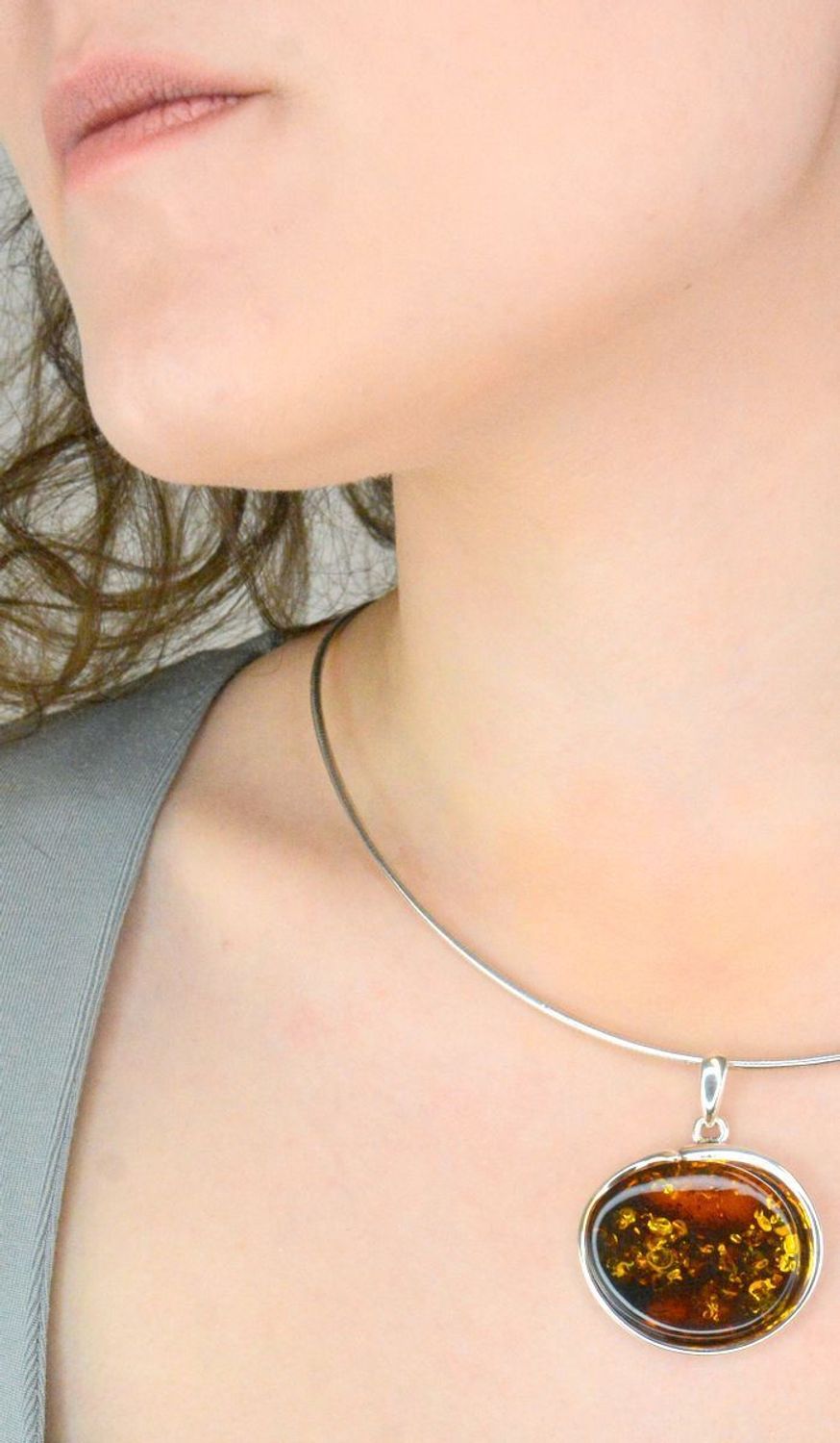 Zawieszka srebrna bursztyn brązowy pr 925, DIA-ZAW-12770-925 Srebrna zawieszka bursztyn bałtycki to propozycja od Sklepu Jubilerskiego Diament.1.jpg