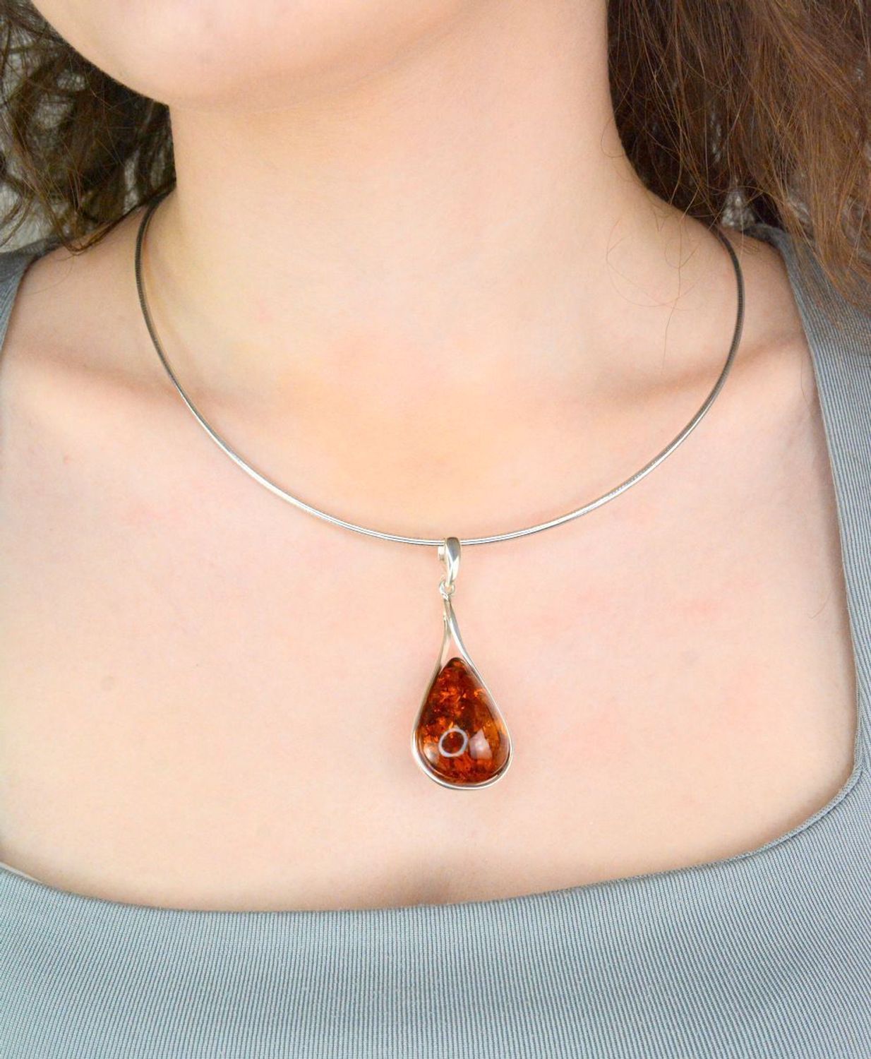 Zawieszka srebrna z bursztynem bałtyckim pr 925, DIA-ZAW-12771-925  Srebrna zawieszka bursztyn bałtycki w kształcie łezki to propozycja od Sklepu Jubilerskiego Diament.1.jpg