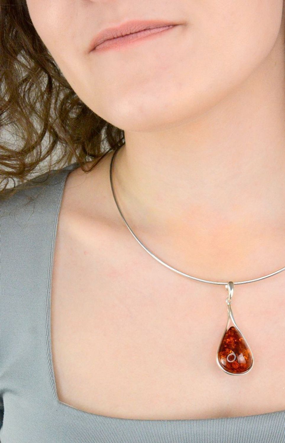 Zawieszka srebrna z bursztynem bałtyckim pr 925, DIA-ZAW-12771-925  Srebrna zawieszka bursztyn bałtycki w kształcie łezki to propozycja od Sklepu Jubilerskiego Diament.1.jpg