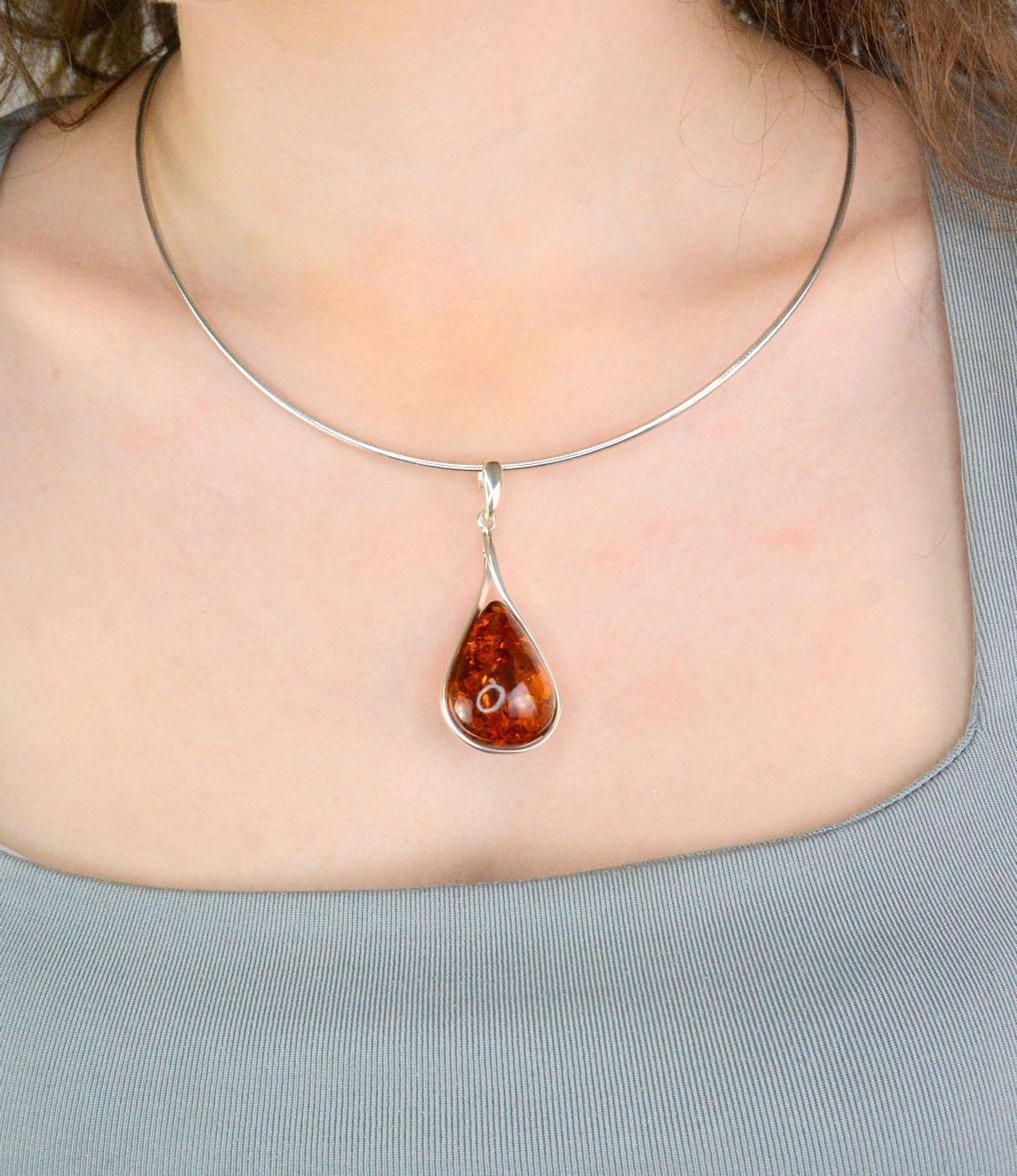 Zawieszka srebrna z bursztynem bałtyckim pr 925, DIA-ZAW-12771-925  Srebrna zawieszka bursztyn bałtycki w kształcie łezki to propozycja od Sklepu Jubilerskiego Diament.1.jpg