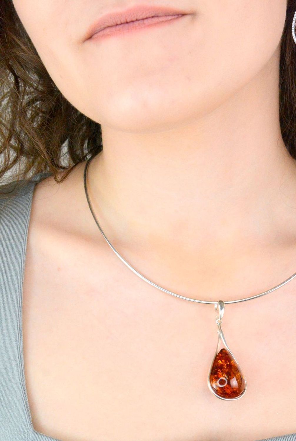 Zawieszka srebrna z bursztynem bałtyckim pr 925, DIA-ZAW-12771-925  Srebrna zawieszka bursztyn bałtycki w kształcie łezki to propozycja od Sklepu Jubilerskiego Diament.1.jpg
