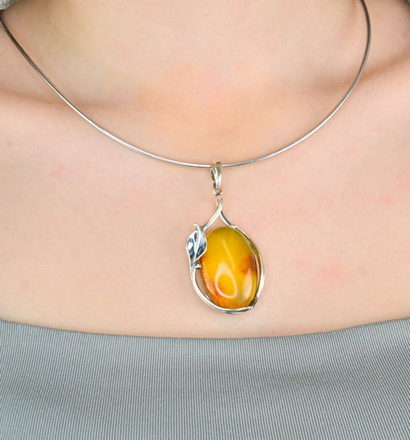 Zawieszka srebrna bursztyn bałtycki pr 925, DIA-ZAW-12774-925 Srebrna zawieszka bursztyn bałtycki w owalnym kształcie to propozycja od Sklepu Jubilerskiego Diament. 1.jpg