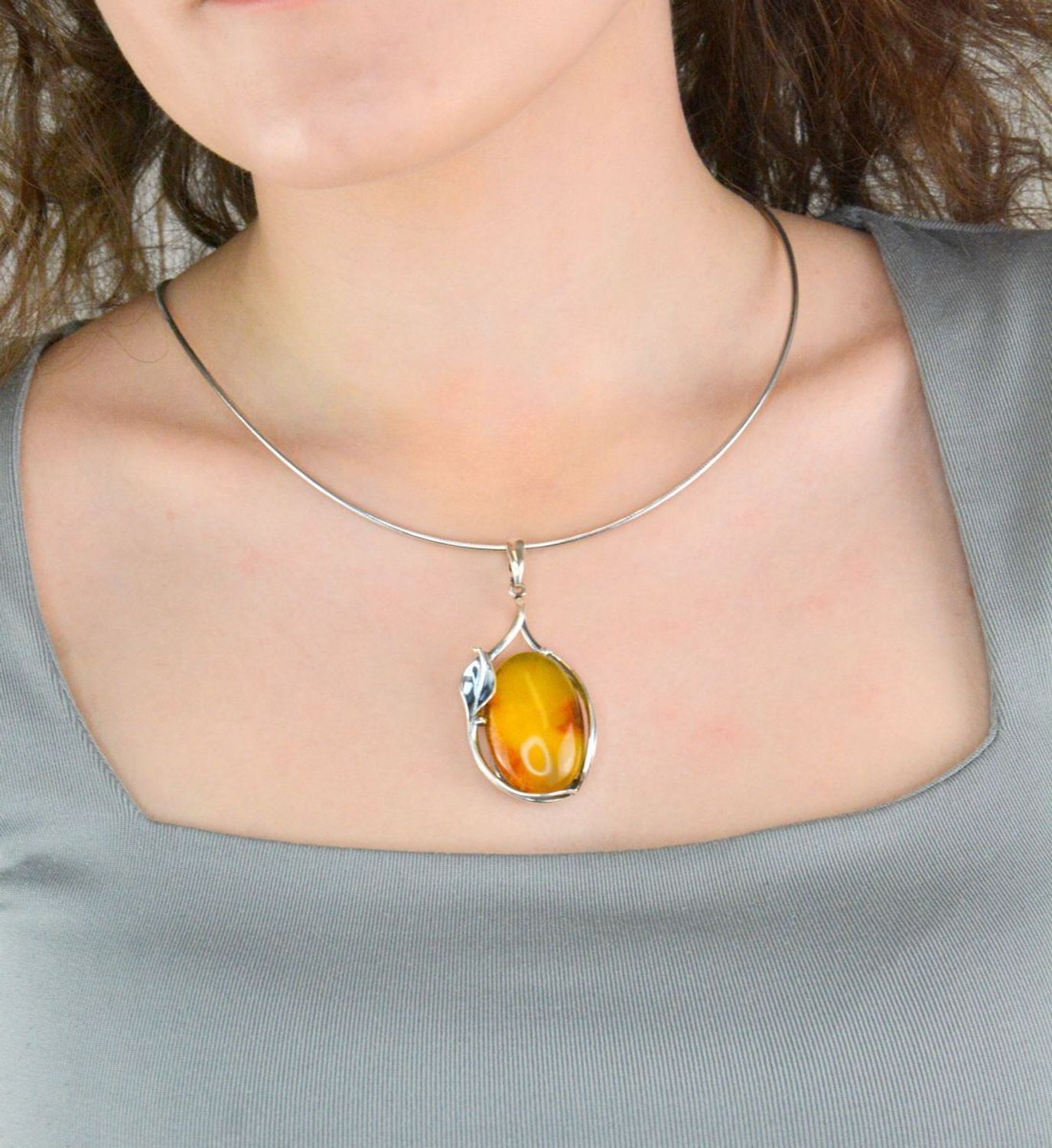 Zawieszka srebrna bursztyn bałtycki pr 925, DIA-ZAW-12774-925 Srebrna zawieszka bursztyn bałtycki w owalnym kształcie to propozycja od Sklepu Jubilerskiego Diament. 1.jpg