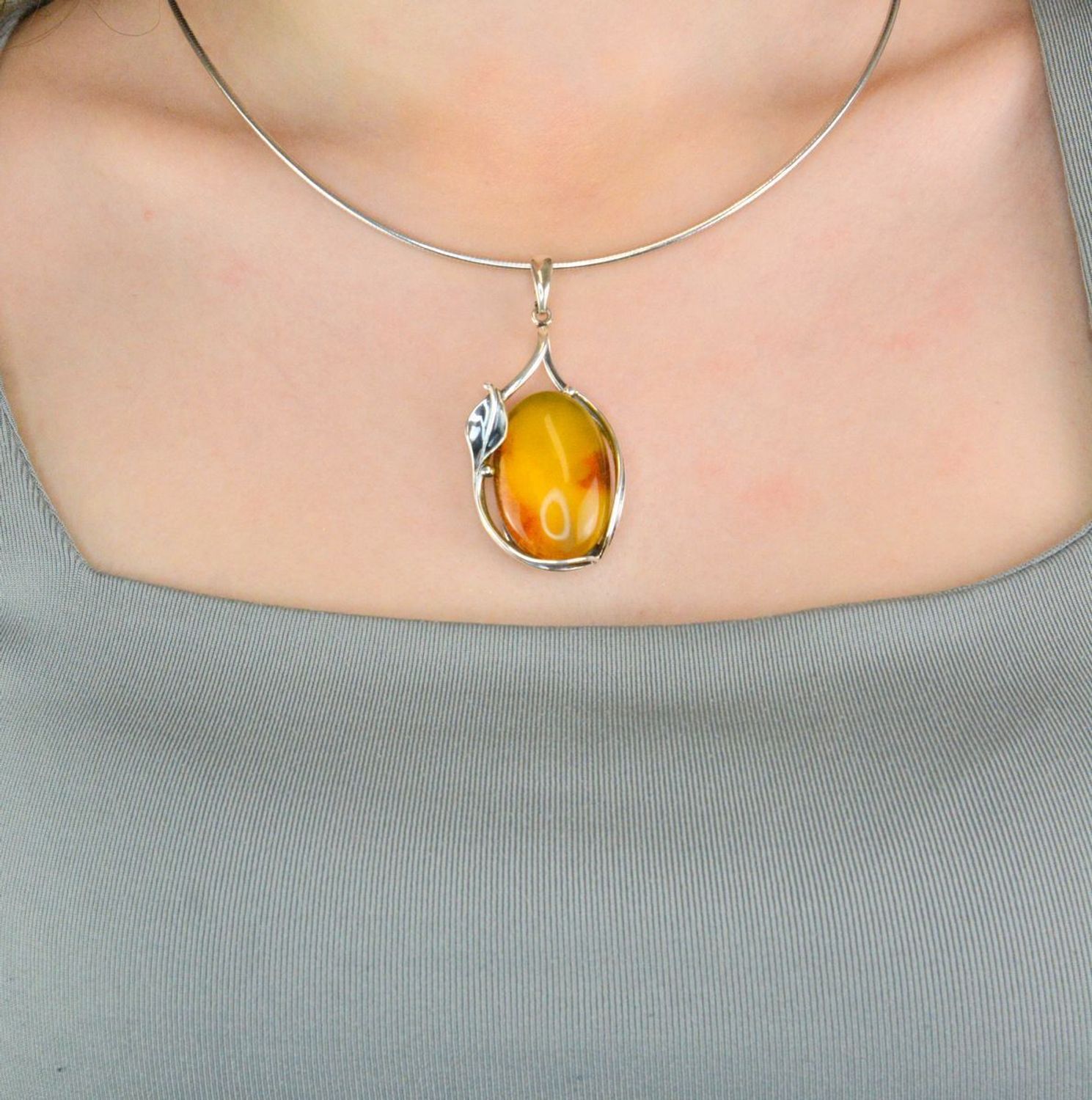Zawieszka srebrna bursztyn bałtycki pr 925, DIA-ZAW-12774-925 Srebrna zawieszka bursztyn bałtycki w owalnym kształcie to propozycja od Sklepu Jubilerskiego Diament. 1.jpg
