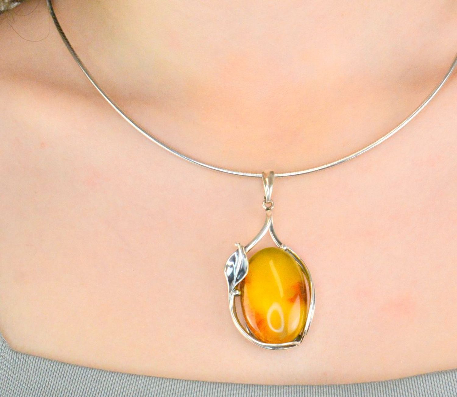 Zawieszka srebrna bursztyn bałtycki pr 925, DIA-ZAW-12774-925 Srebrna zawieszka bursztyn bałtycki w owalnym kształcie to propozycja od Sklepu Jubilerskiego Diament. 1.jpg