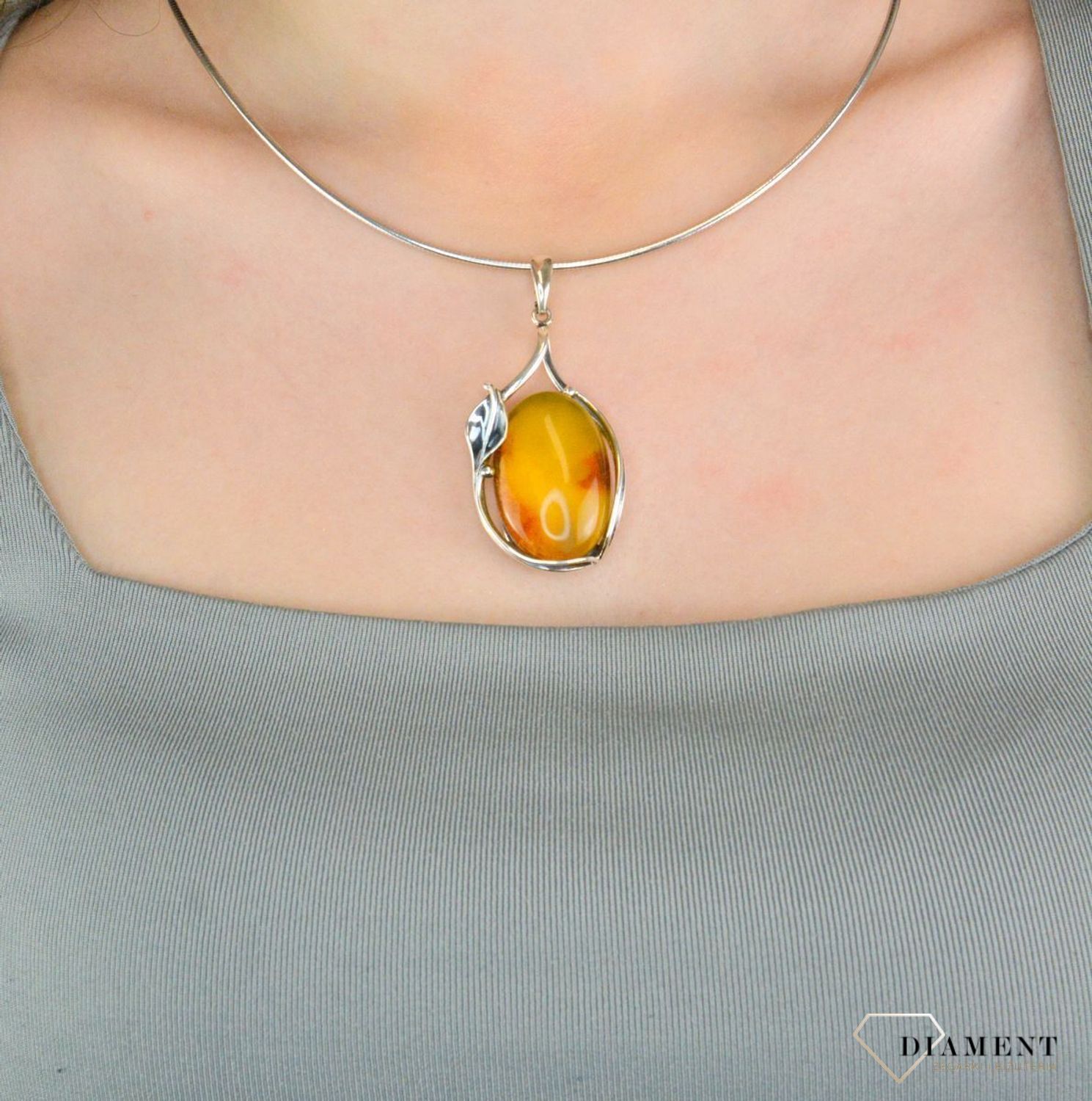 Zawieszka srebrna bursztyn bałtycki pr 925, DIA-ZAW-12774-925 Srebrna zawieszka bursztyn bałtycki w owalnym kształcie to propozycja od Sklepu Jubilerskiego Diament. 1.jpg