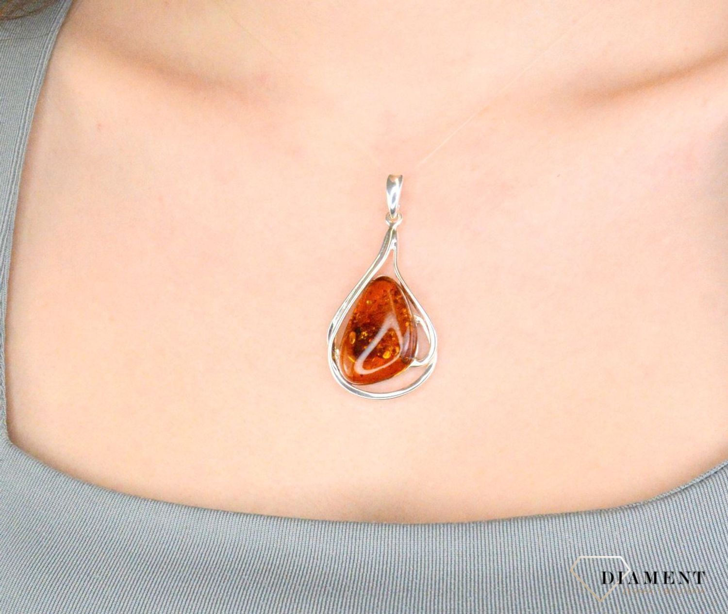 Zawieszka srebrna bursztyn w kształcie łezki pr 925, DIA-ZAW-12775-925 Srebrna zawieszka bursztyn bałtycki w kształcie łezki to propozycja od Sklepu Jubilerskiego Diament.1.jpg