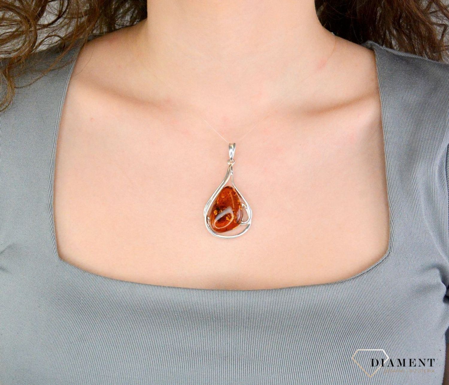 Zawieszka srebrna bursztyn w kształcie łezki pr 925, DIA-ZAW-12775-925 Srebrna zawieszka bursztyn bałtycki w kształcie łezki to propozycja od Sklepu Jubilerskiego Diament.1.jpg