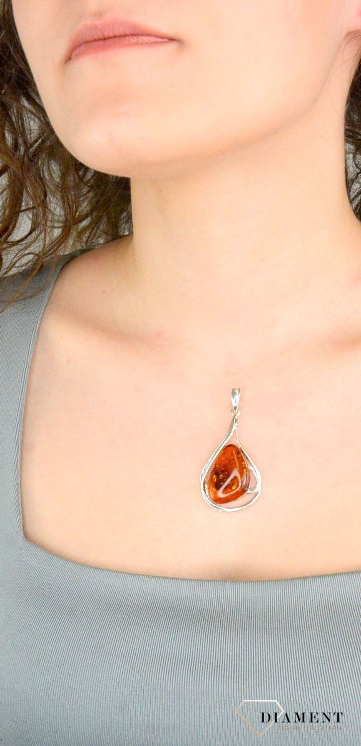Zawieszka srebrna bursztyn w kształcie łezki pr 925, DIA-ZAW-12775-925 Srebrna zawieszka bursztyn bałtycki w kształcie łezki to propozycja od Sklepu Jubilerskiego Diament.1.jpg