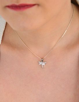Zawieszka srebrna ważka z cyrkoniami próby 925 DIA-KPL-12790-925 – subtelna i elegancka biżuteria o symbolicznym kształcie. Idealna na prezent i do codziennego noszenia. Delikatna i pełna uroku zawieszka w kształcie ważki to.JPG