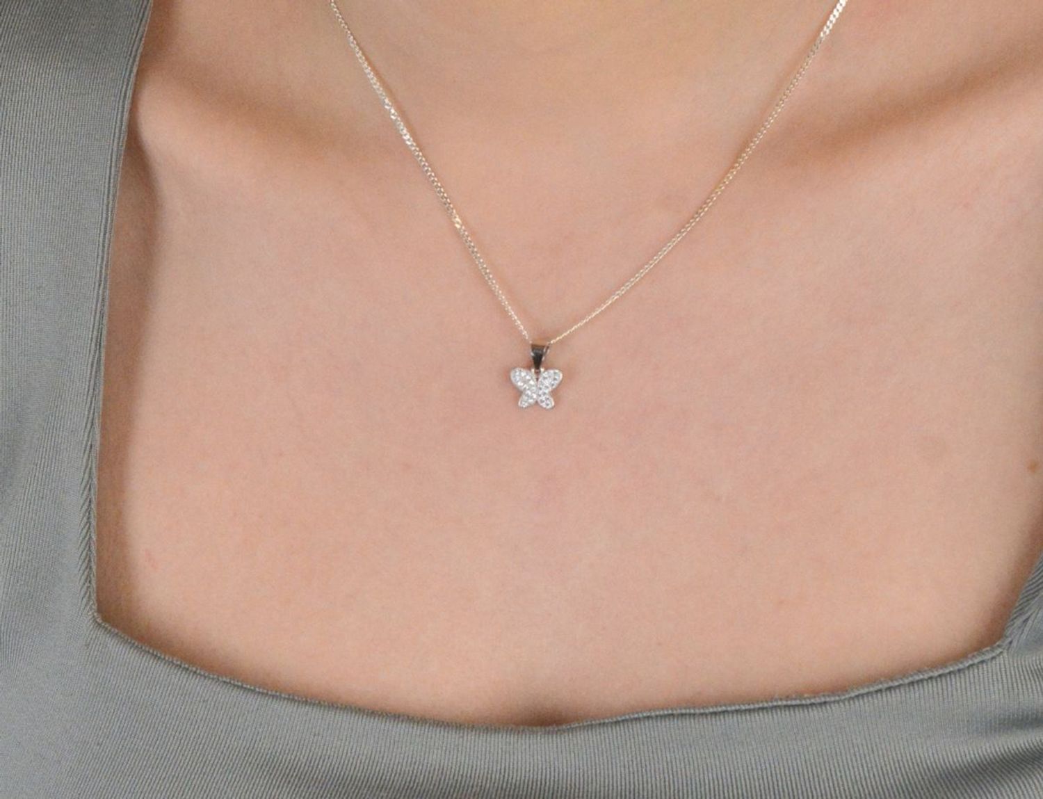 Zawieszka srebrna w kształcie motylka z cyrkoniami DIA-ZAW-12791-925 (2).jpg