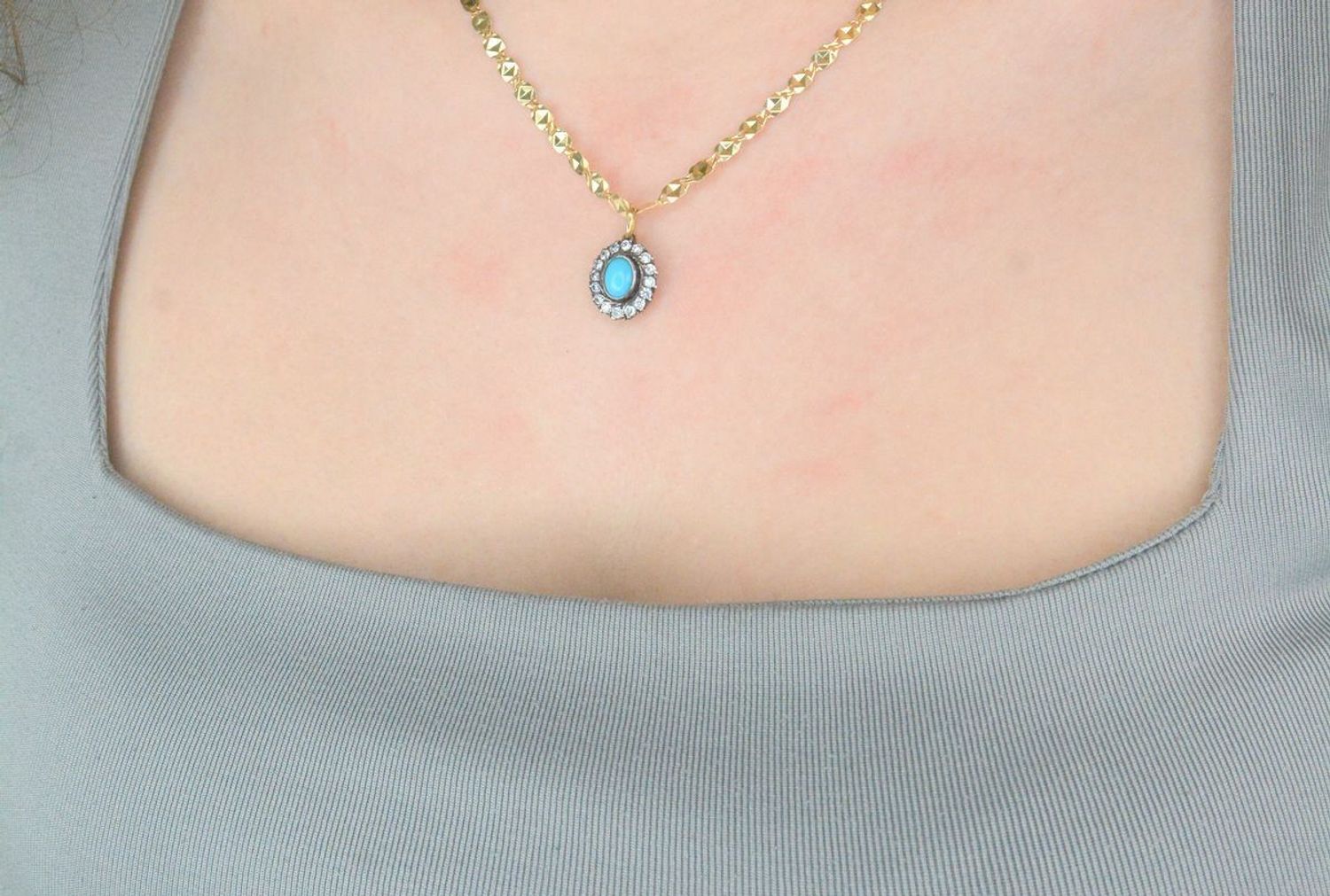 Zawieszka owalna Art Deco turkus złoto ze srebrem DIA-ZAW-12827-585  Wisiorek został wykonany z wysokiej jakości złota próby 585 i srebrna próby 925. Złoto to jeden z najpopularniejszych kruszców1.jpg