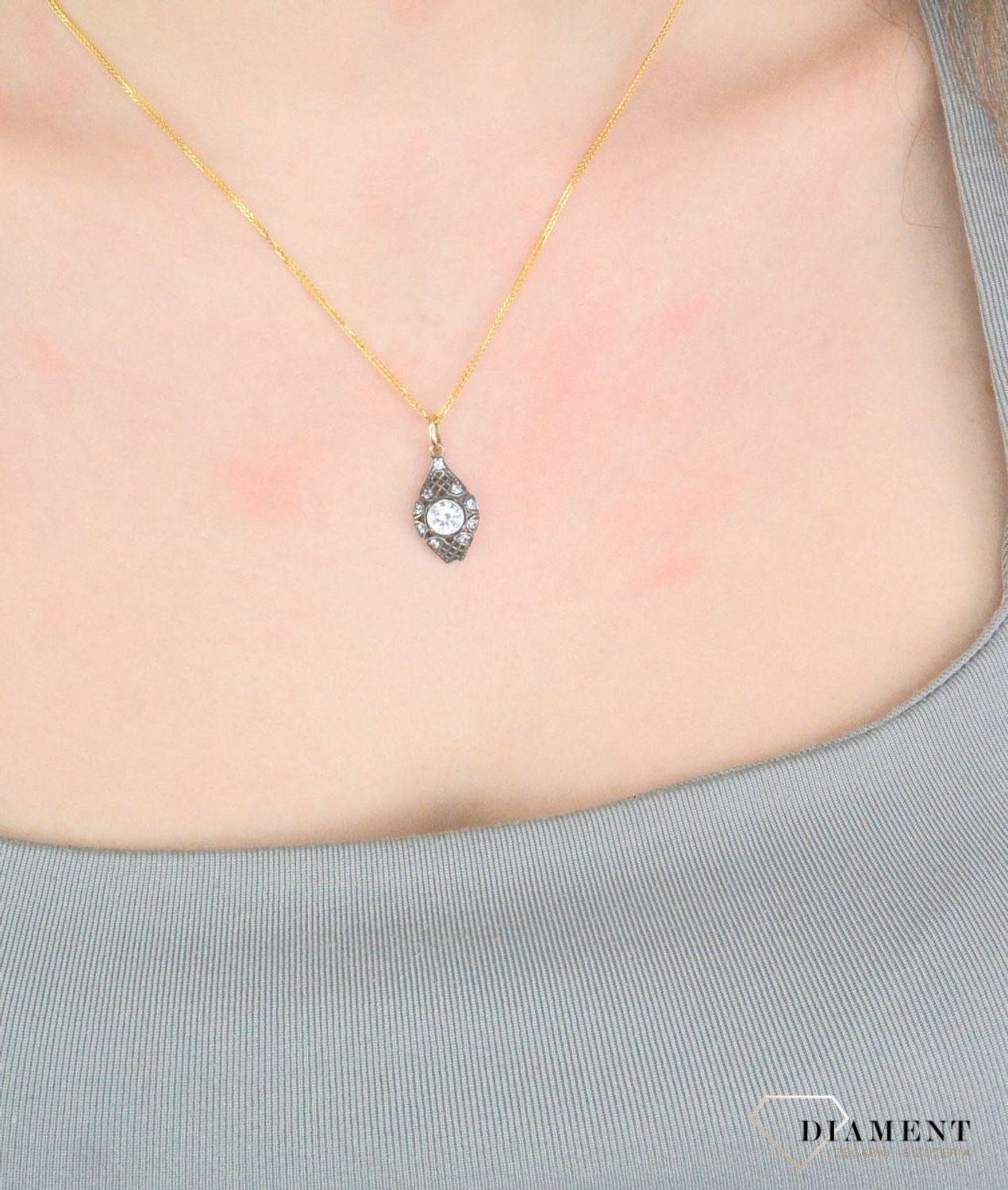 Zawieszka złota Art Deco pr 585 DIA-ZAW-12828-585 Wisiorek został wykonany z wysokiej jakości złota próby 585. Złoto to jeden z najpopularniejszych kruszców, cenione przez kobiety1.jpg