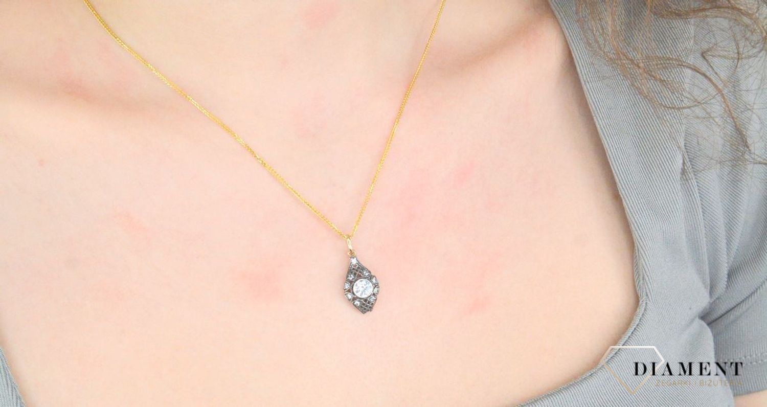 Zawieszka złota Art Deco pr 585 DIA-ZAW-12828-585 Wisiorek został wykonany z wysokiej jakości złota próby 585. Złoto to jeden z najpopularniejszych kruszców, cenione przez kobiety1.jpg