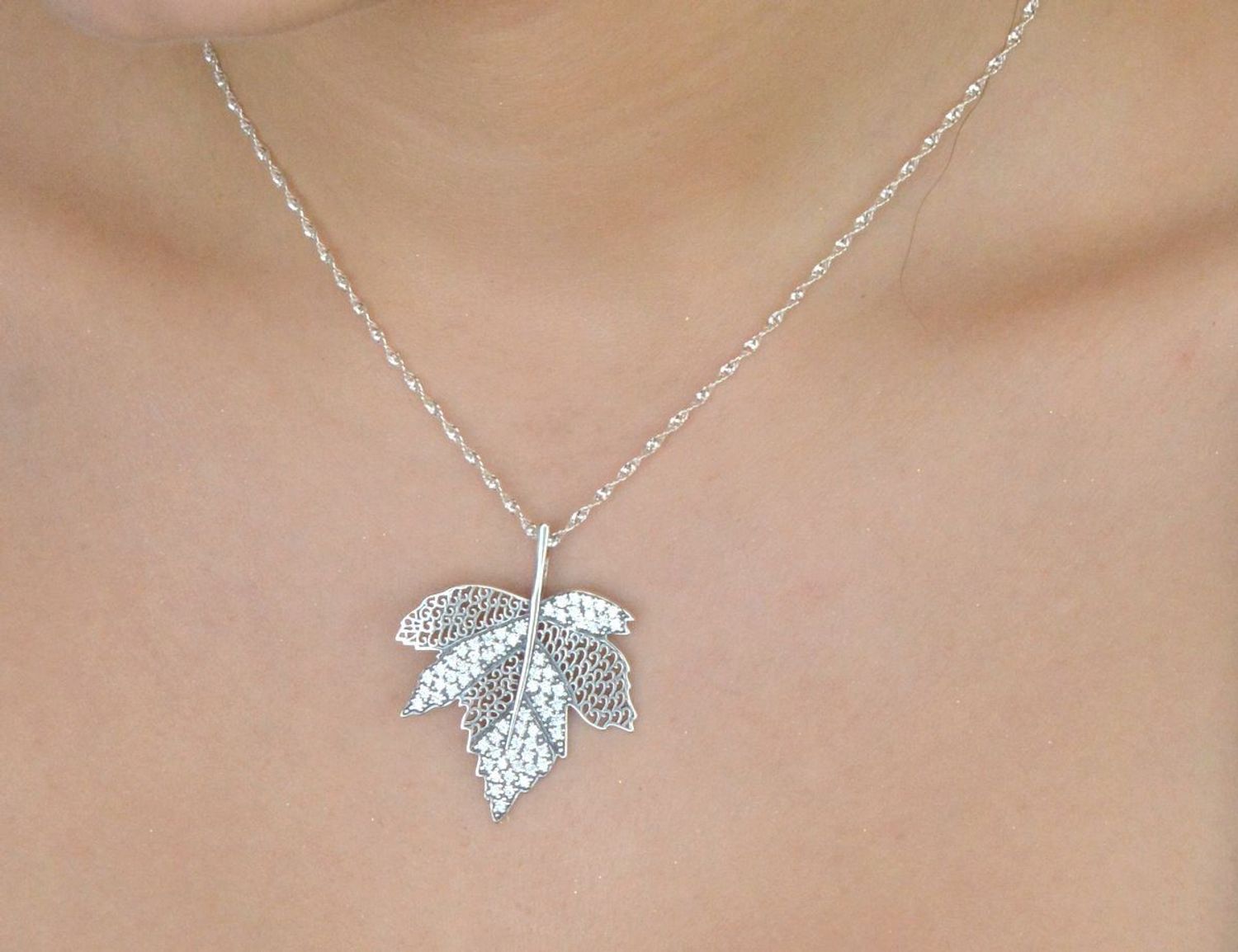 Zawieszka srebrna liść z cyrkonia DIA-ZAW-12832-925.jpg
