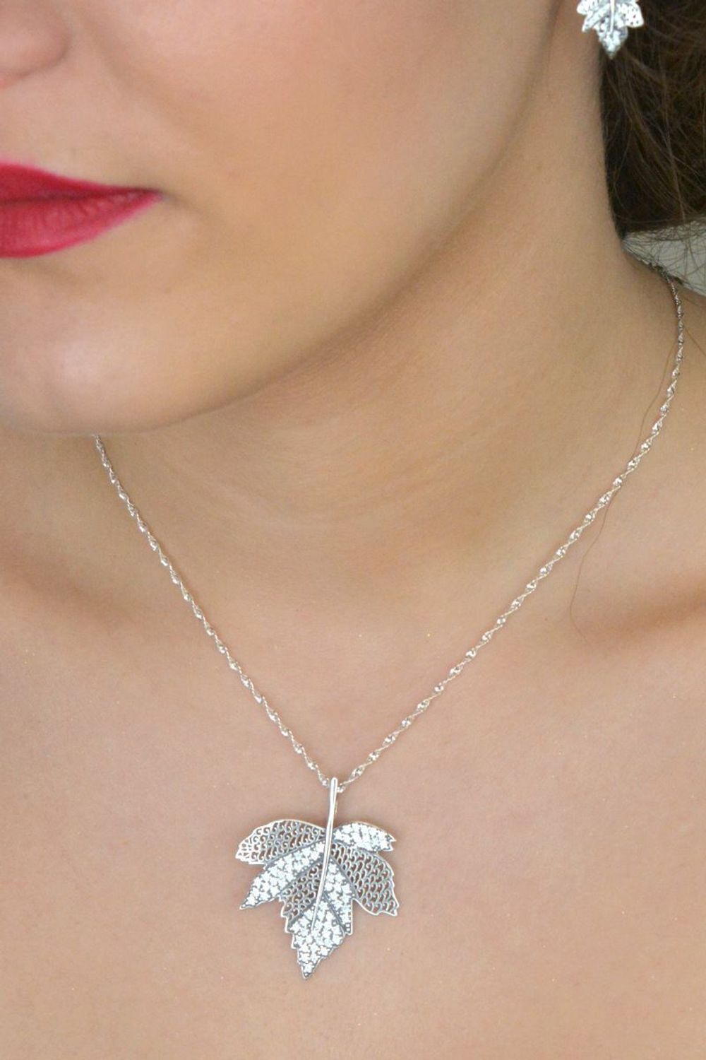Zawieszka srebrna liść z cyrkonia DIA-ZAW-12832-925.jpg
