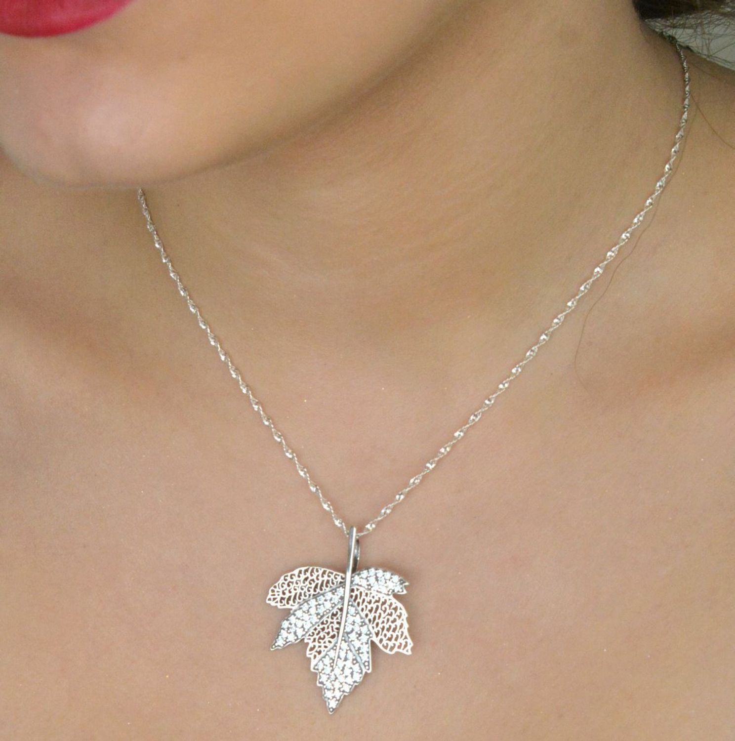 Zawieszka srebrna liść z cyrkonia DIA-ZAW-12832-925.jpg
