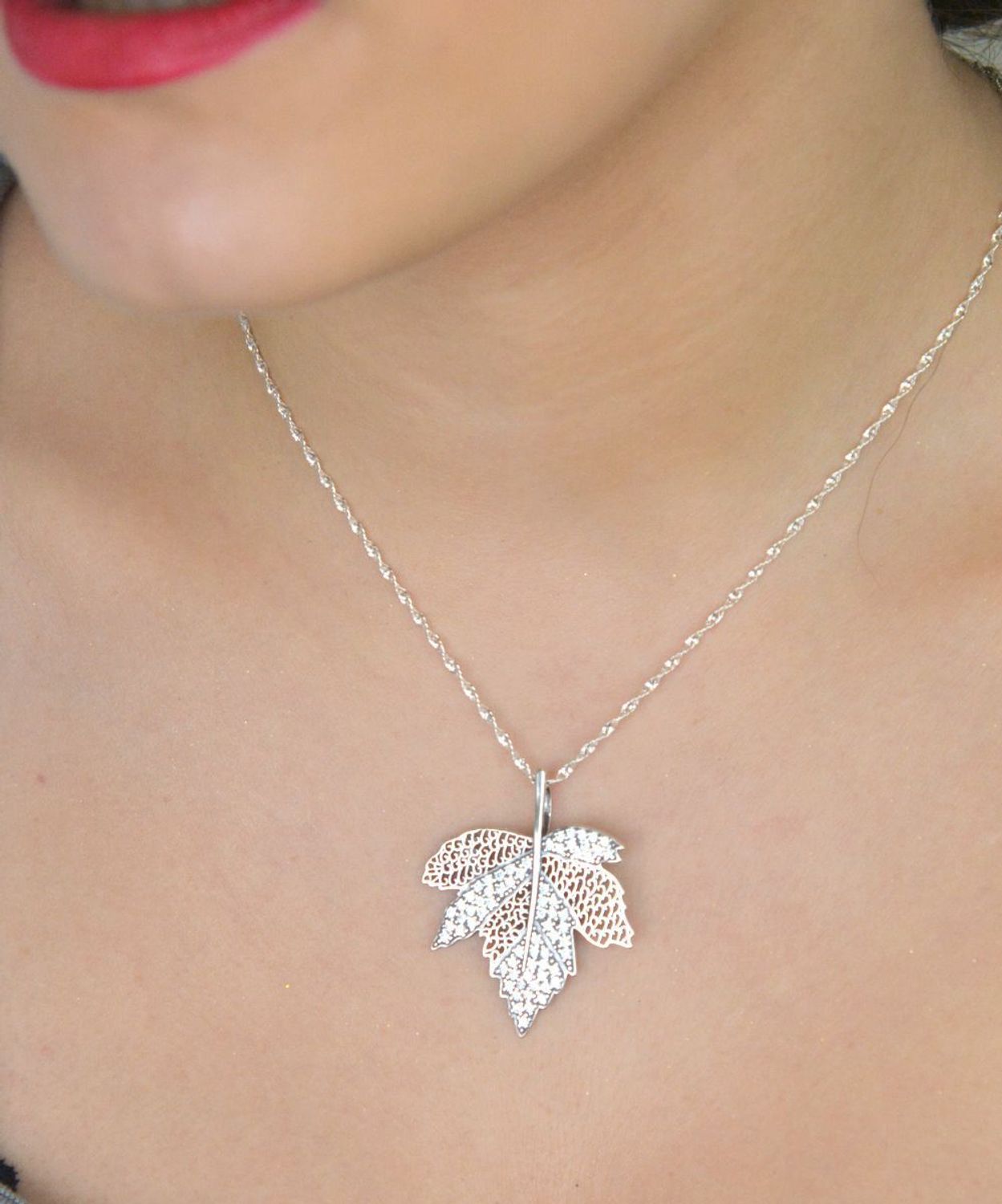Zawieszka srebrna liść z cyrkonia DIA-ZAW-12832-925.jpg