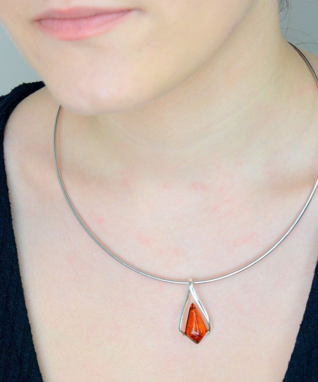 Zawieszka srebrna z bursztynem pr 925, DIA-ZAW-12846-925 Srebrna zawieszka bursztyn bałtycki w kształcie łezki to propozycja od Sklepu Jubilerskiego Diament. Bursztyn osadzony jest w ozdobnej 1.jpg