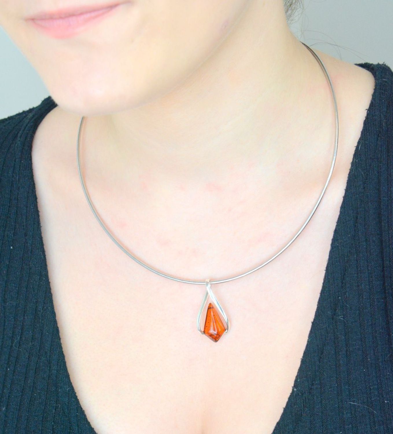 Zawieszka srebrna z bursztynem pr 925, DIA-ZAW-12846-925 Srebrna zawieszka bursztyn bałtycki w kształcie łezki to propozycja od Sklepu Jubilerskiego Diament. Bursztyn osadzony jest w ozdobnej 1.jpg