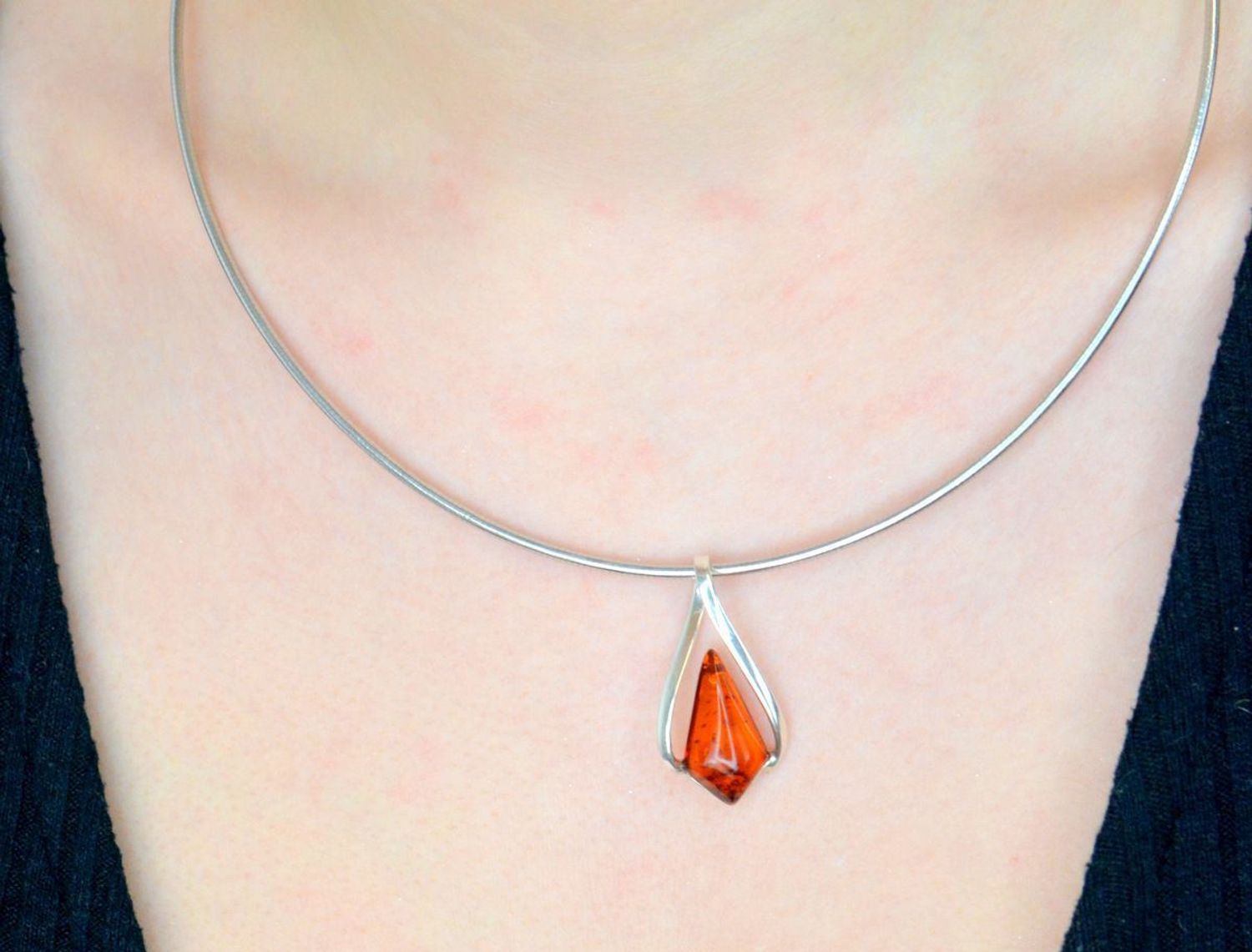 Zawieszka srebrna z bursztynem pr 925, DIA-ZAW-12846-925 Srebrna zawieszka bursztyn bałtycki w kształcie łezki to propozycja od Sklepu Jubilerskiego Diament. Bursztyn osadzony jest w ozdobnej 1.jpg