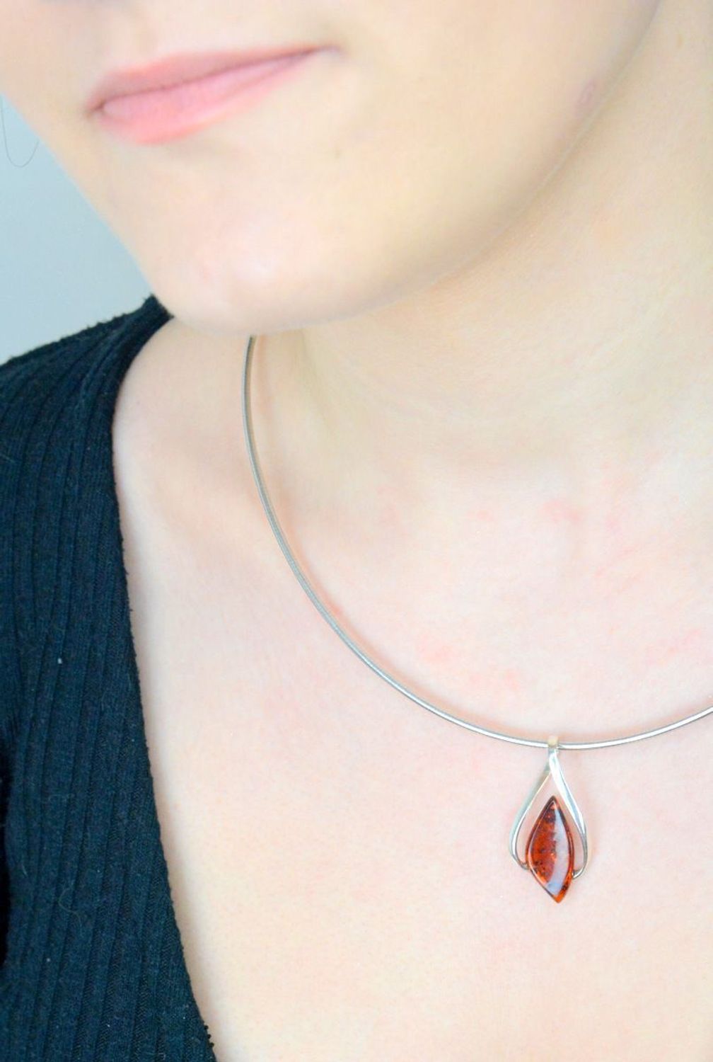 Zawieszka srebrna z bursztynem pr 925, DIA-ZAW-12848-925 Srebrna zawieszka bursztyn bałtycki w kształcie łezki to propozycja od Sklepu Jubilerskiego Diament. Bursztyn osadzony jest w ozdobnej 1.jpg