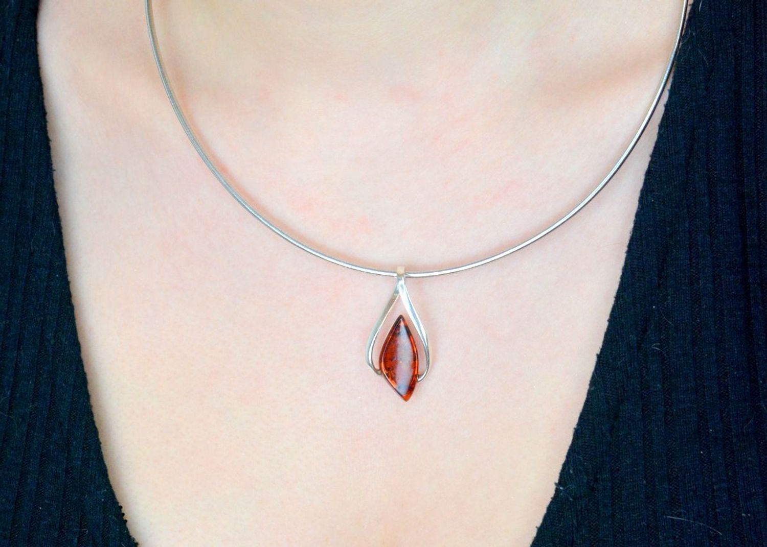 Zawieszka srebrna z bursztynem pr 925, DIA-ZAW-12848-925 Srebrna zawieszka bursztyn bałtycki w kształcie łezki to propozycja od Sklepu Jubilerskiego Diament. Bursztyn osadzony jest w ozdobnej 1.jpg