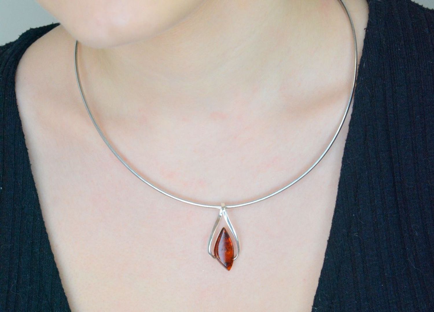 Zawieszka srebrna z bursztynem pr 925, DIA-ZAW-12848-925 Srebrna zawieszka bursztyn bałtycki w kształcie łezki to propozycja od Sklepu Jubilerskiego Diament. Bursztyn osadzony jest w ozdobnej 1.jpg