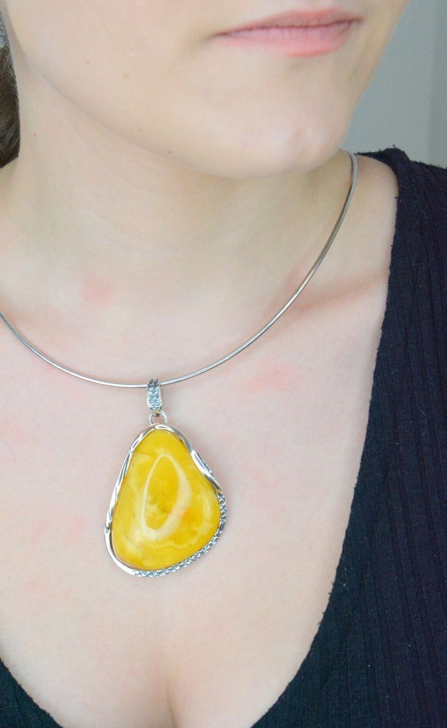 Zawieszka srebrna bursztyn bałtycki żółty pr 925, DIA-ZAW-12853-925 Srebrna zawieszka bursztyn bałtycki w nieregularnym kształcie to propozycja od Sklepu Jubilerskiego Diament.1.jpg