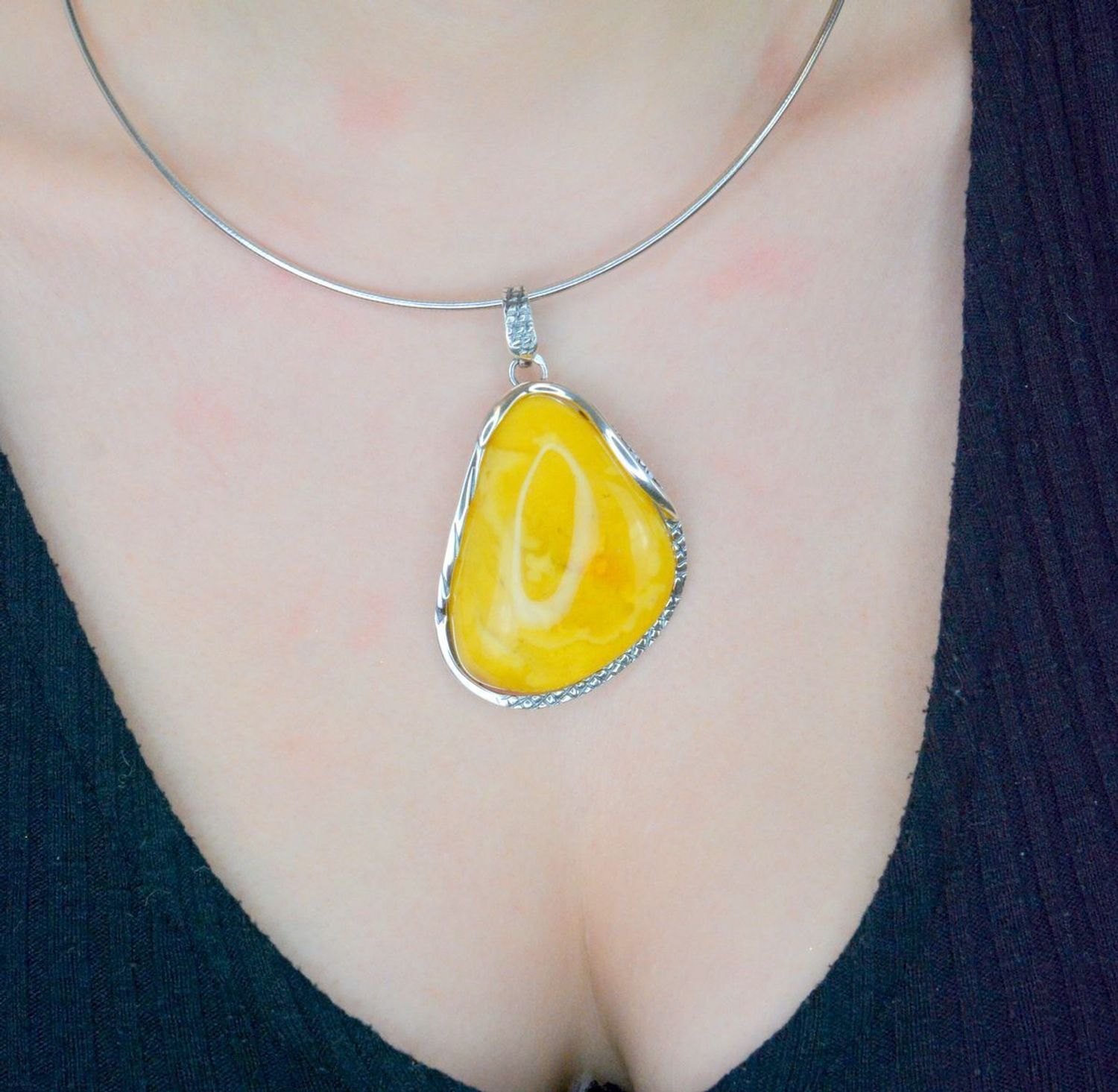 Zawieszka srebrna bursztyn bałtycki żółty pr 925, DIA-ZAW-12853-925 Srebrna zawieszka bursztyn bałtycki w nieregularnym kształcie to propozycja od Sklepu Jubilerskiego Diament.1.jpg