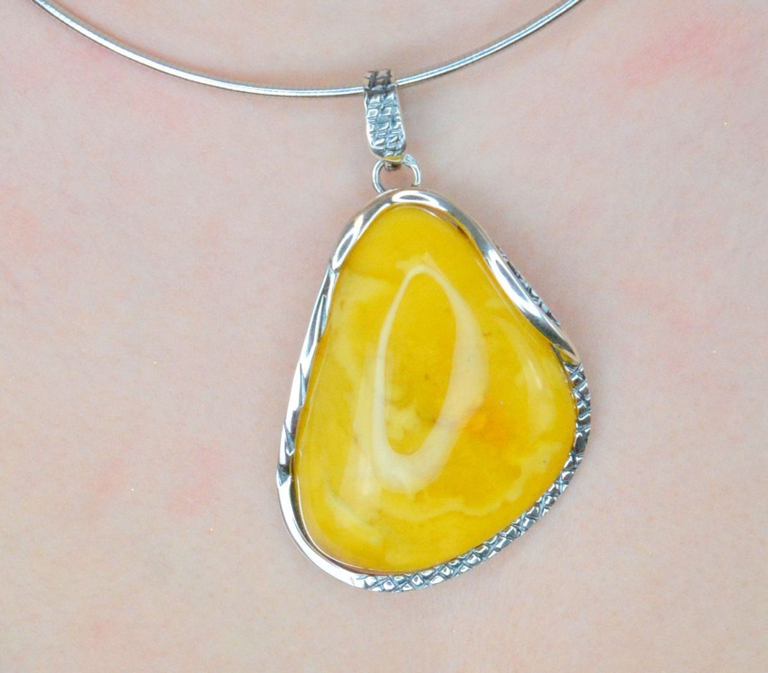 Zawieszka srebrna bursztyn bałtycki żółty pr 925, DIA-ZAW-12853-925 Srebrna zawieszka bursztyn bałtycki w nieregularnym kształcie to propozycja od Sklepu Jubilerskiego Diament.1.jpg