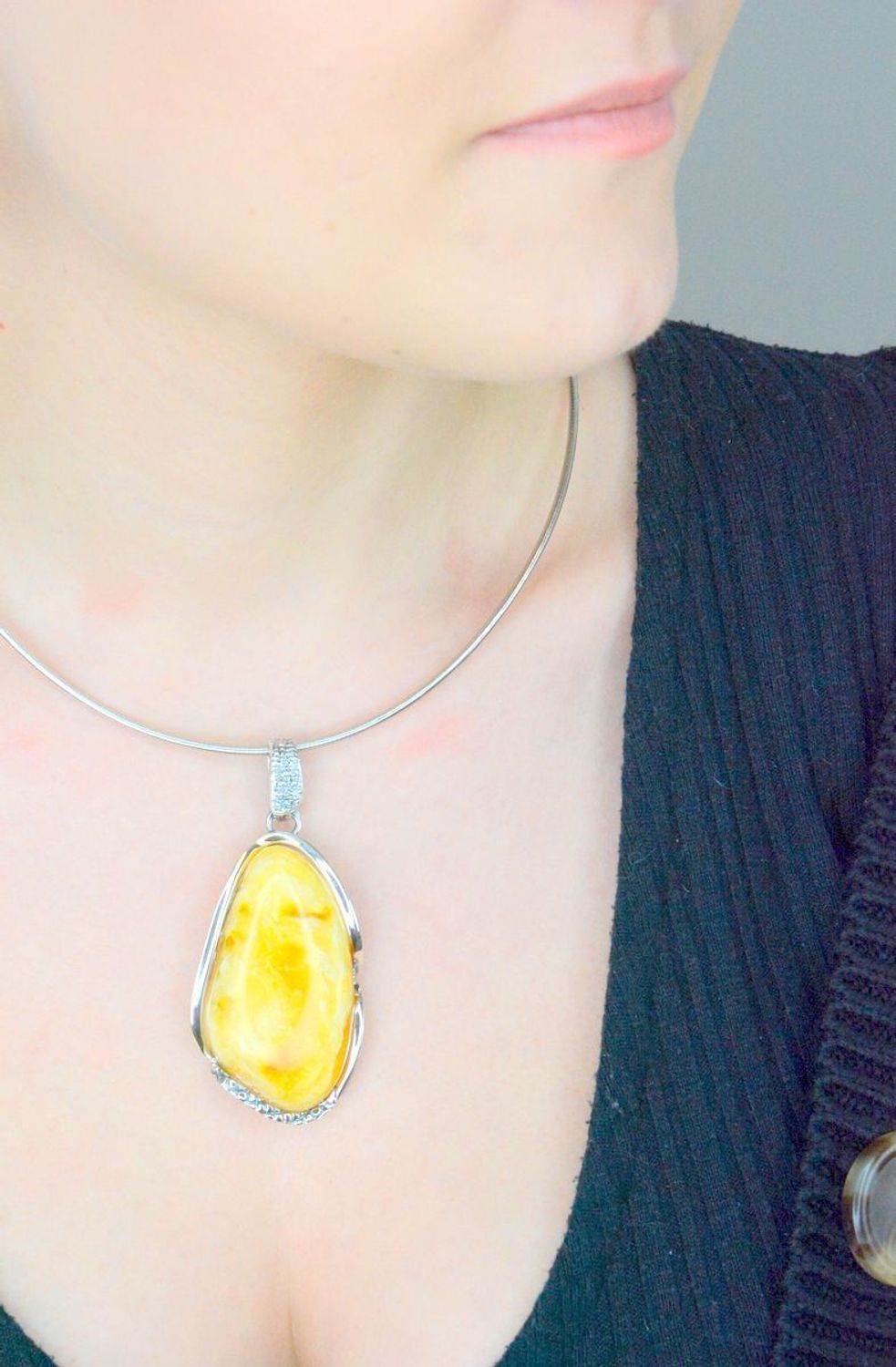 Zawieszka srebrna bursztyn bałtycki żółty pr 925, DIA-ZAW-12854-925 Srebrna zawieszka bursztyn bałtycki w nieregularnym kształcie to propozycja od Sklepu Jubilerskiego Diament1.jpg