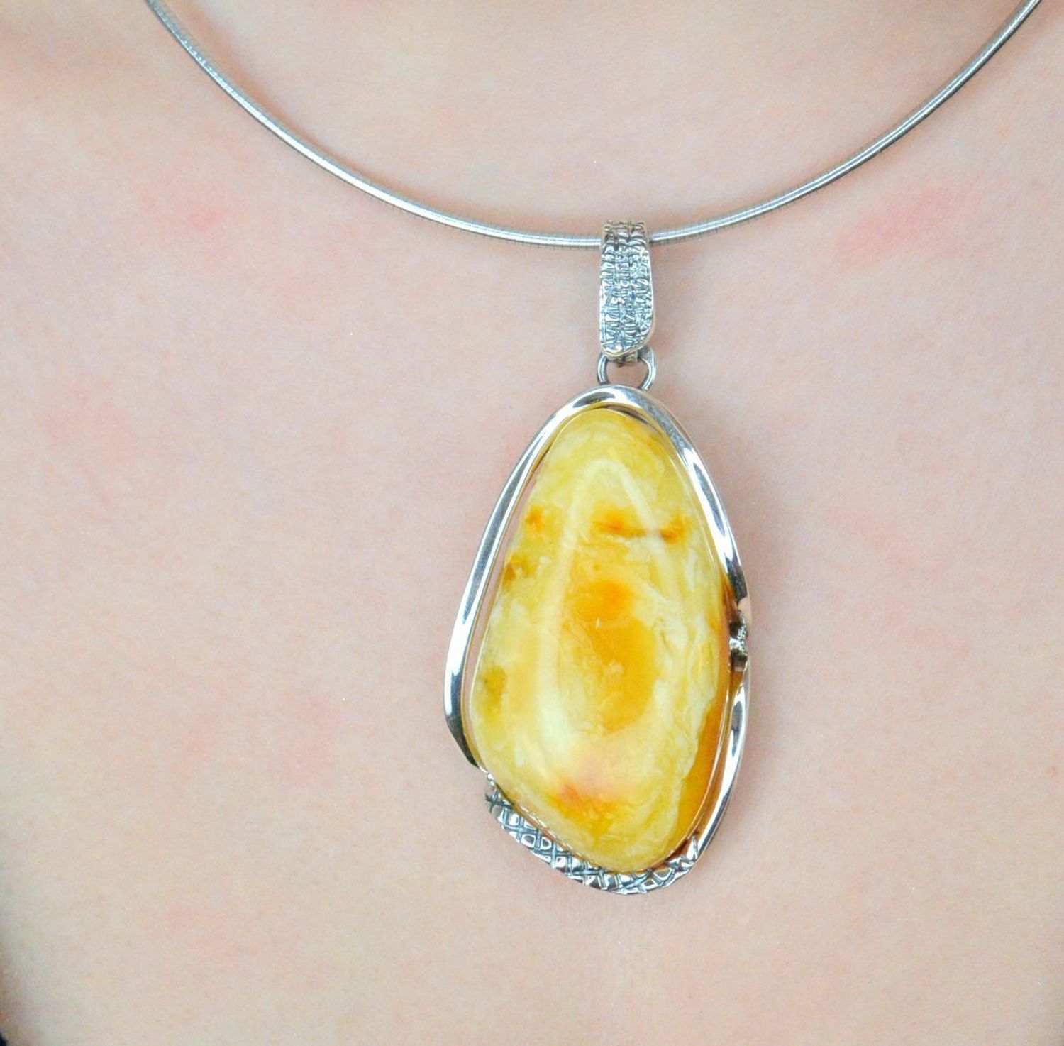 Zawieszka srebrna bursztyn bałtycki żółty pr 925, DIA-ZAW-12854-925 Srebrna zawieszka bursztyn bałtycki w nieregularnym kształcie to propozycja od Sklepu Jubilerskiego Diament1.jpg