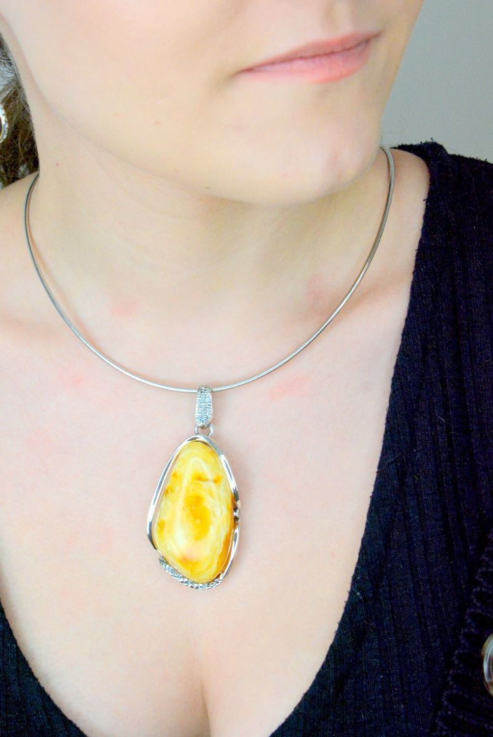 Zawieszka srebrna bursztyn bałtycki żółty pr 925, DIA-ZAW-12854-925 Srebrna zawieszka bursztyn bałtycki w nieregularnym kształcie to propozycja od Sklepu Jubilerskiego Diament1.jpg