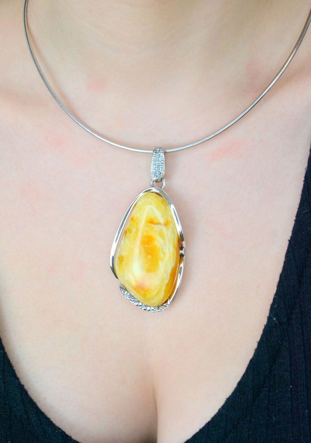 Zawieszka srebrna bursztyn bałtycki żółty pr 925, DIA-ZAW-12854-925 Srebrna zawieszka bursztyn bałtycki w nieregularnym kształcie to propozycja od Sklepu Jubilerskiego Diament1.jpg