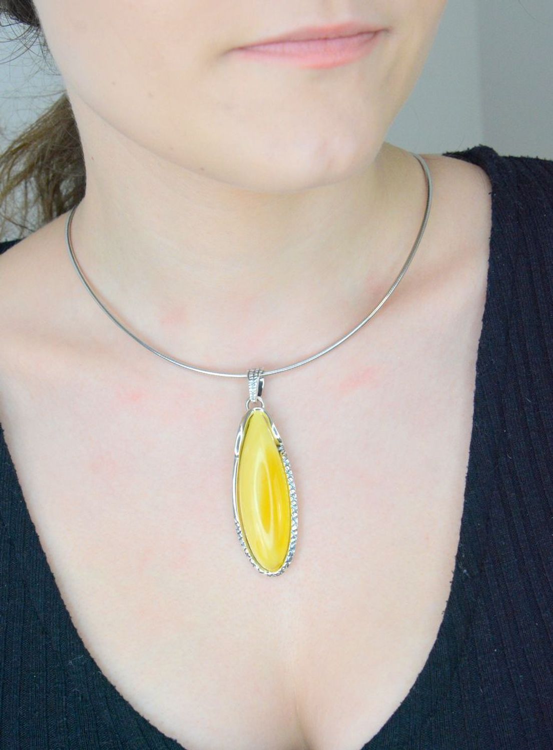 Zawieszka srebrna bursztyn owalny żółty pr 925,  Srebrna zawieszka bursztyn bałtycki w owalnym kształcie to propozycja od Sklepu Jubilerskiego Diament. Bursztyn osadzony jest w1.jpg