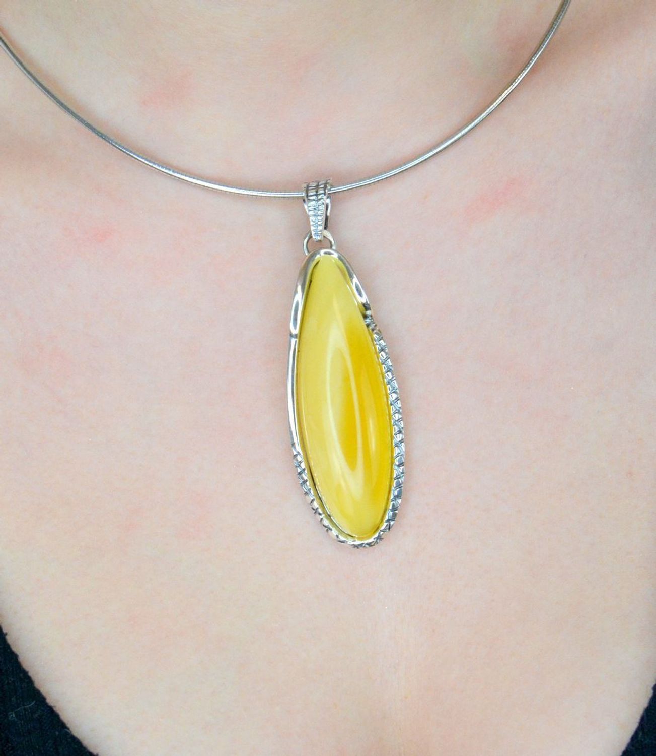 Zawieszka srebrna bursztyn owalny żółty pr 925,  Srebrna zawieszka bursztyn bałtycki w owalnym kształcie to propozycja od Sklepu Jubilerskiego Diament. Bursztyn osadzony jest w1.jpg