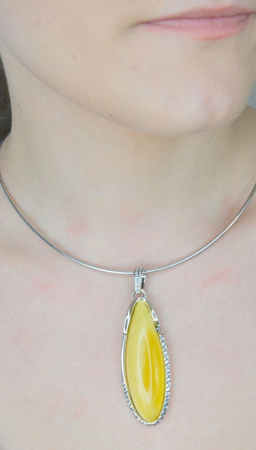 Zawieszka srebrna bursztyn owalny żółty pr 925,  Srebrna zawieszka bursztyn bałtycki w owalnym kształcie to propozycja od Sklepu Jubilerskiego Diament. Bursztyn osadzony jest w1.jpg