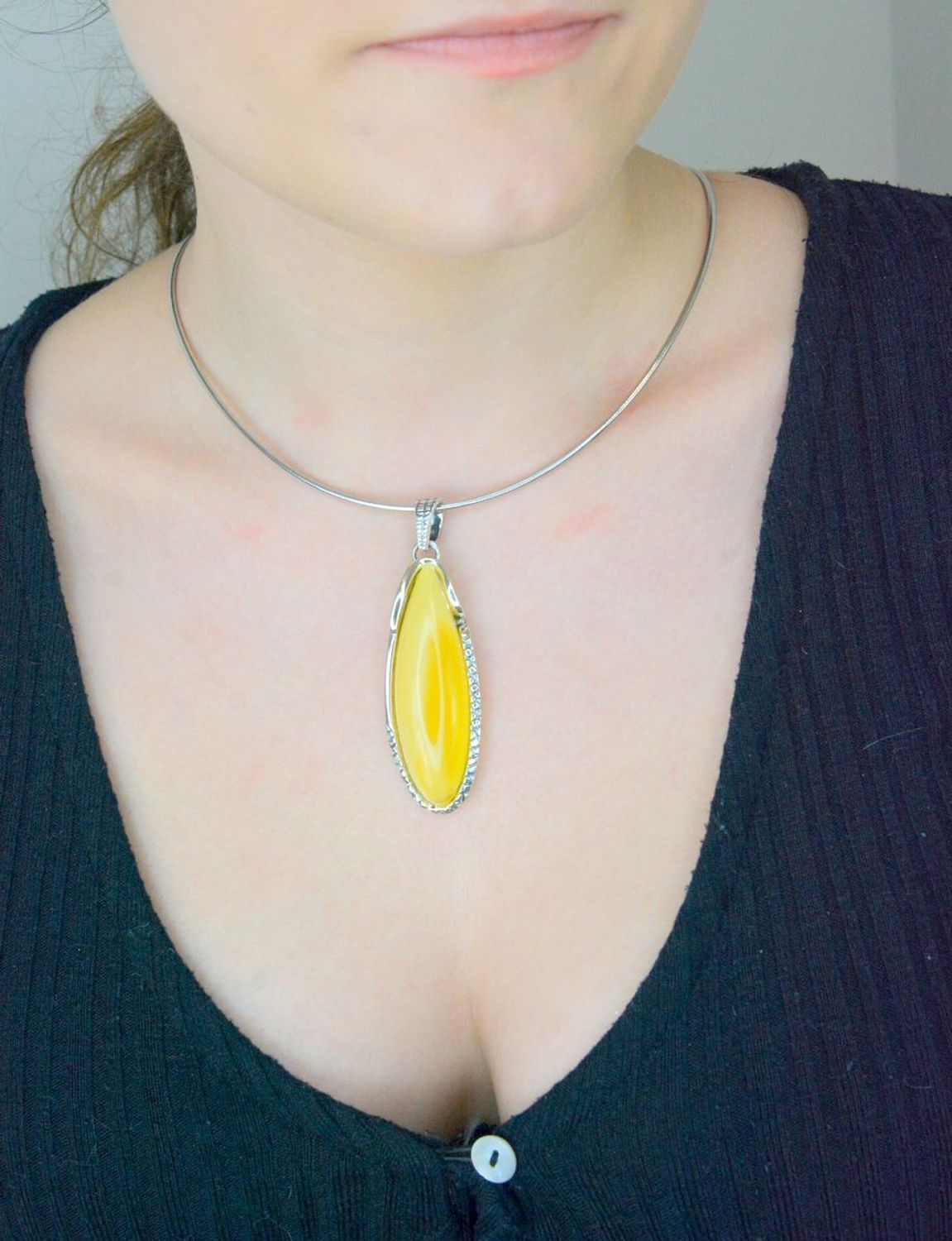 Zawieszka srebrna bursztyn owalny żółty pr 925,  Srebrna zawieszka bursztyn bałtycki w owalnym kształcie to propozycja od Sklepu Jubilerskiego Diament. Bursztyn osadzony jest w1.jpg