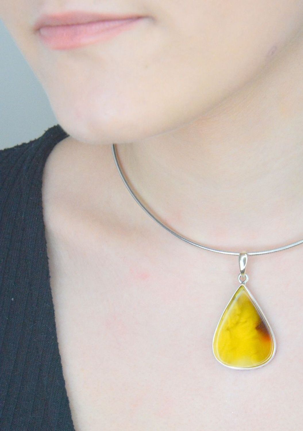 Zawieszka srebrny bursztyn bałtycki łezka pr 925, DIA-ZAW-12856-925 Srebrna zawieszka bursztyn bałtycki w kształcie łezki to propozycja od Sklepu Jubilerskiego Diament.1.jpg