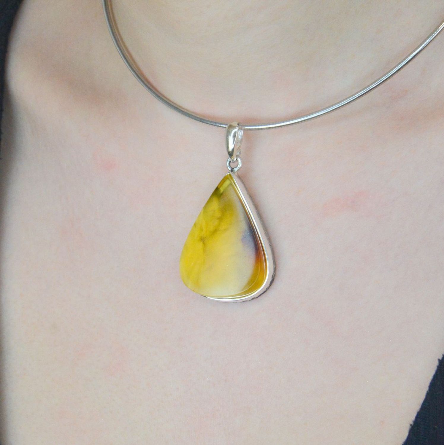 Zawieszka srebrny bursztyn bałtycki łezka pr 925, DIA-ZAW-12856-925 Srebrna zawieszka bursztyn bałtycki w kształcie łezki to propozycja od Sklepu Jubilerskiego Diament.1.jpg