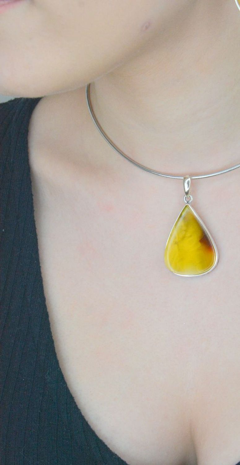 Zawieszka srebrny bursztyn bałtycki łezka pr 925, DIA-ZAW-12856-925 Srebrna zawieszka bursztyn bałtycki w kształcie łezki to propozycja od Sklepu Jubilerskiego Diament.1.jpg