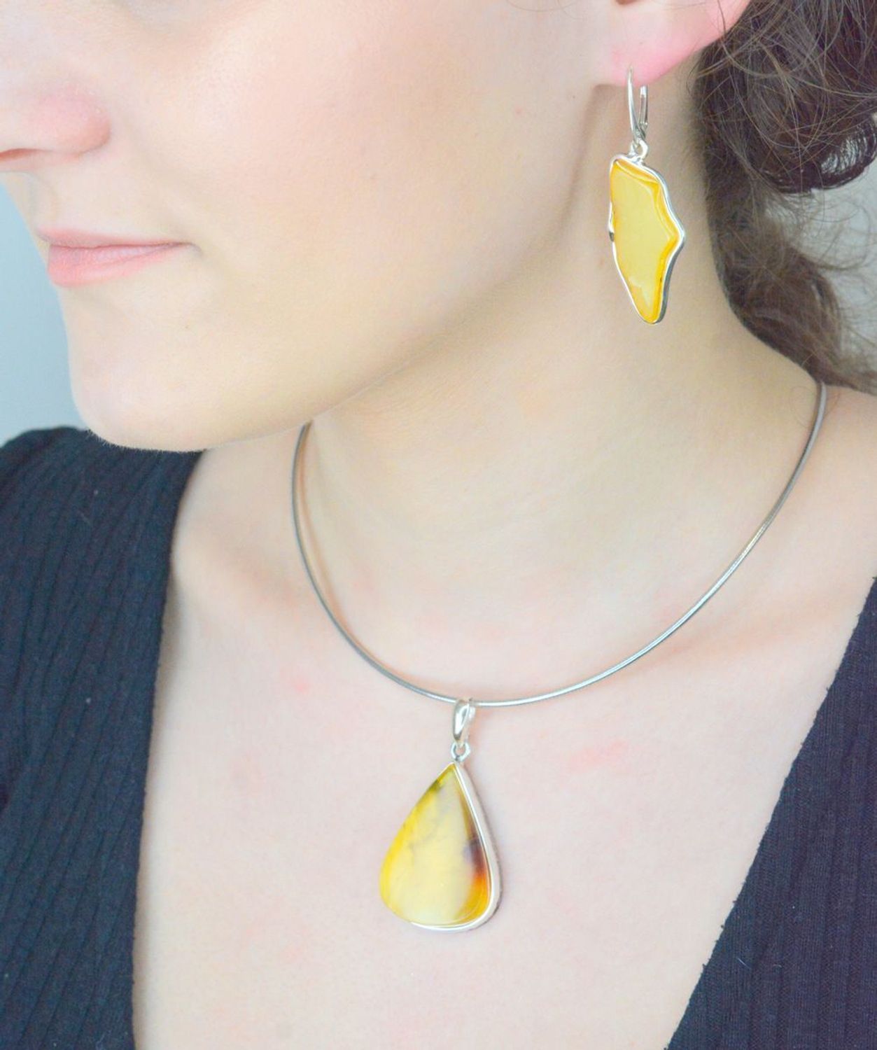 Zawieszka srebrny bursztyn bałtycki łezka pr 925, DIA-ZAW-12856-925 Srebrna zawieszka bursztyn bałtycki w kształcie łezki to propozycja od Sklepu Jubilerskiego Diament.1.jpg