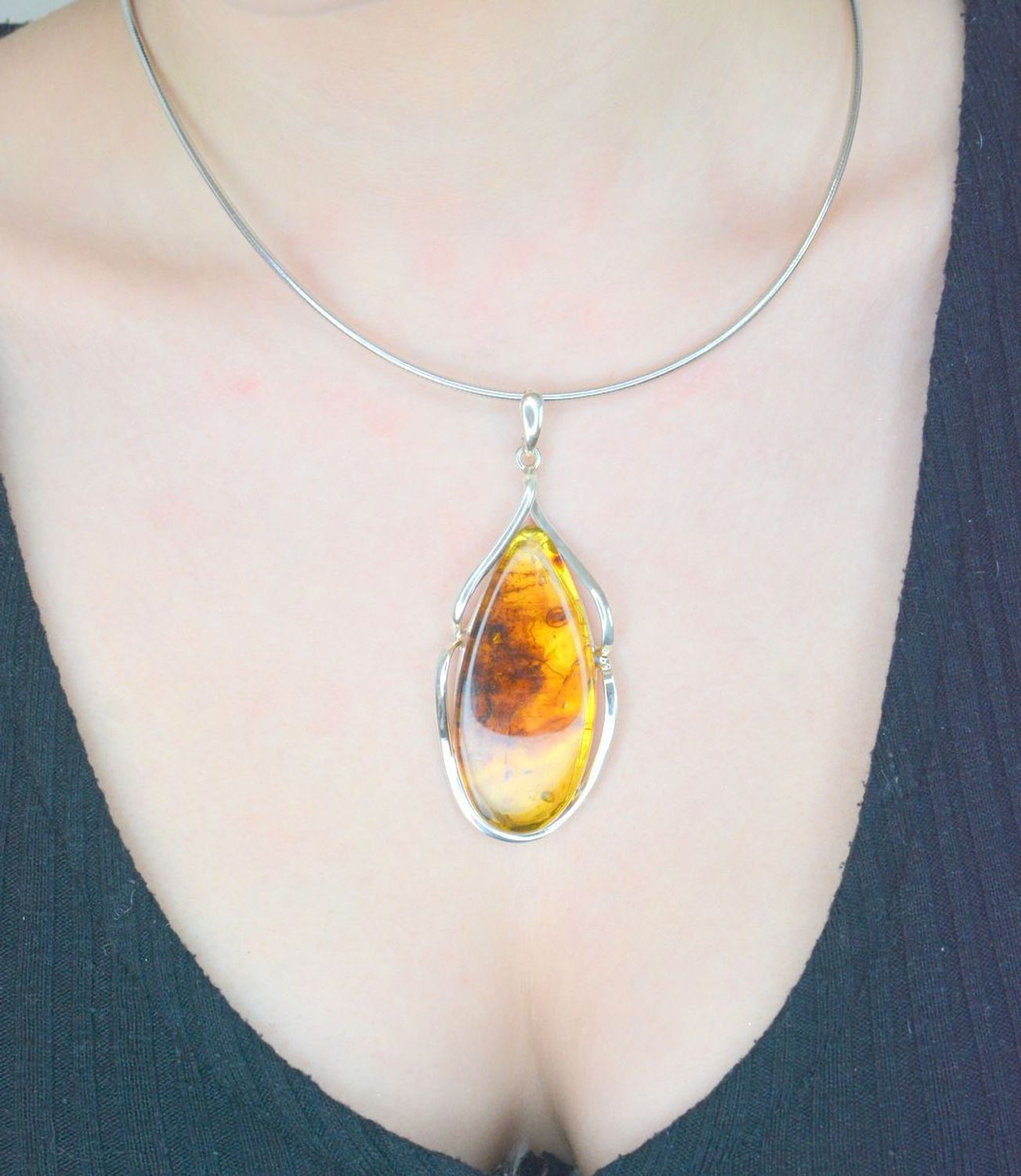 Zawieszka srebrna bursztyn owalny brązowy pr 925, DIA-ZAW-12857-925 Srebrna zawieszka bursztyn bałtycki w owalnym kształcie to propozycja od Sklepu Jubilerskiego Diament. Bursztyn osadzony1.jpg