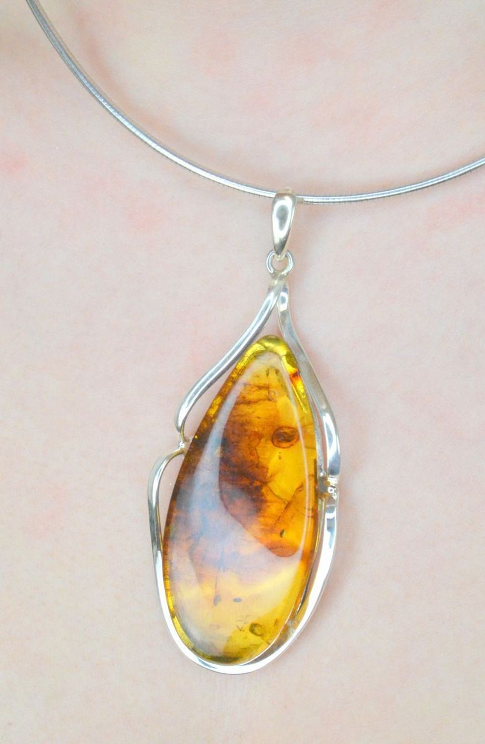 Zawieszka srebrna bursztyn owalny brązowy pr 925, DIA-ZAW-12857-925 Srebrna zawieszka bursztyn bałtycki w owalnym kształcie to propozycja od Sklepu Jubilerskiego Diament. Bursztyn osadzony1.jpg